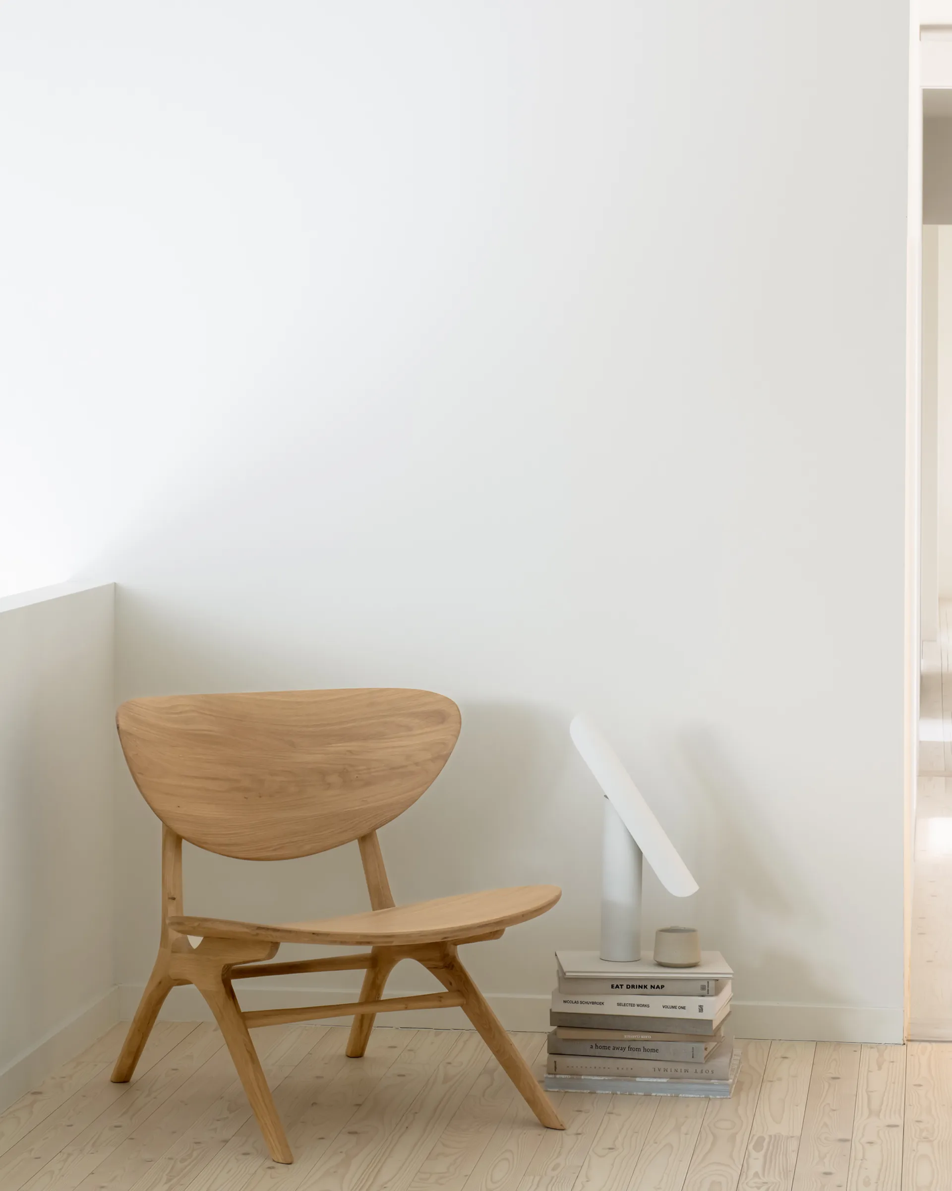 Eye poltrona de lounge, Carvalho envernizado com cera dura Ethnicraft