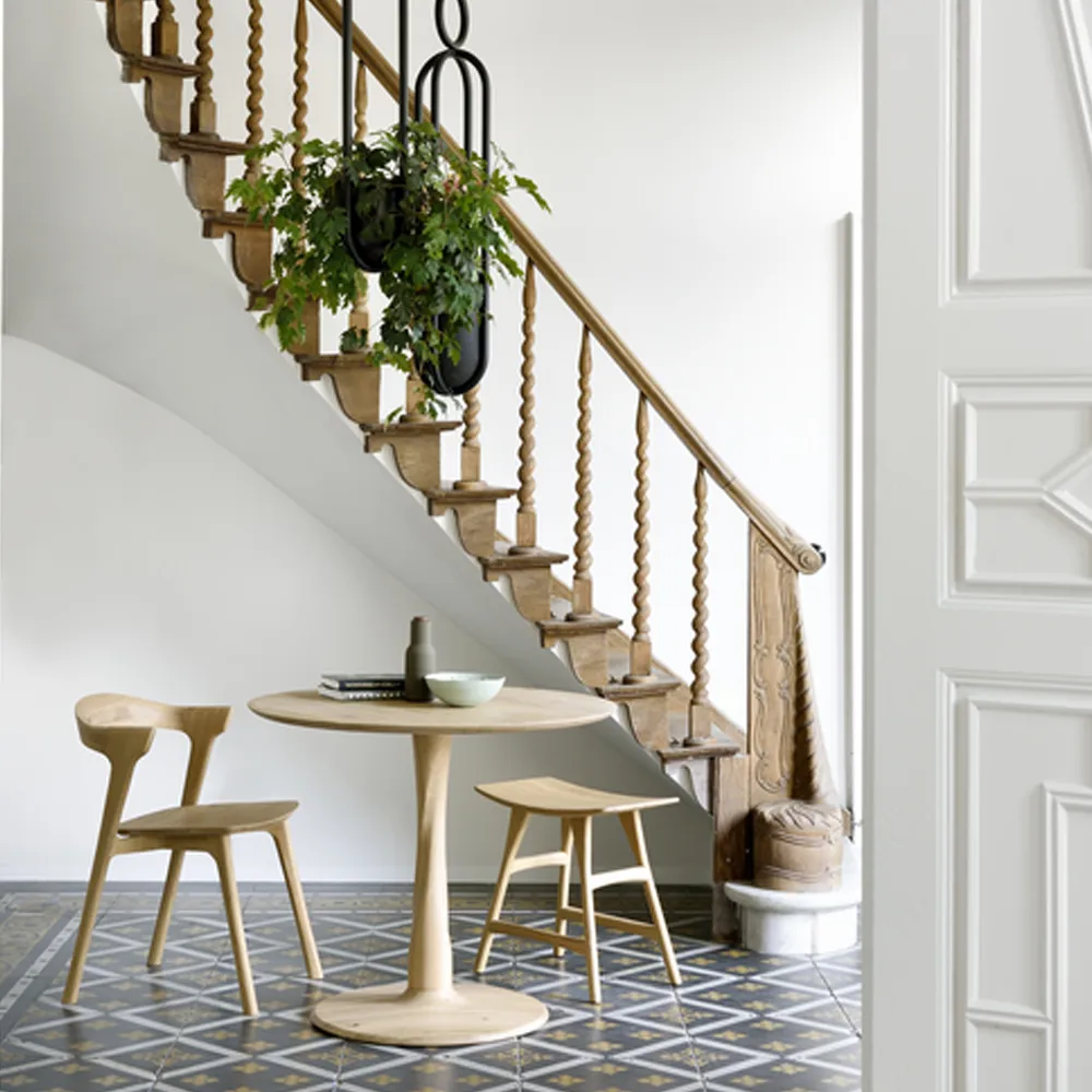 Mesa de jantar Torsion, Carvalho oleado com cera dura pigmentada de branco, Ø127 cm Ethnicraft