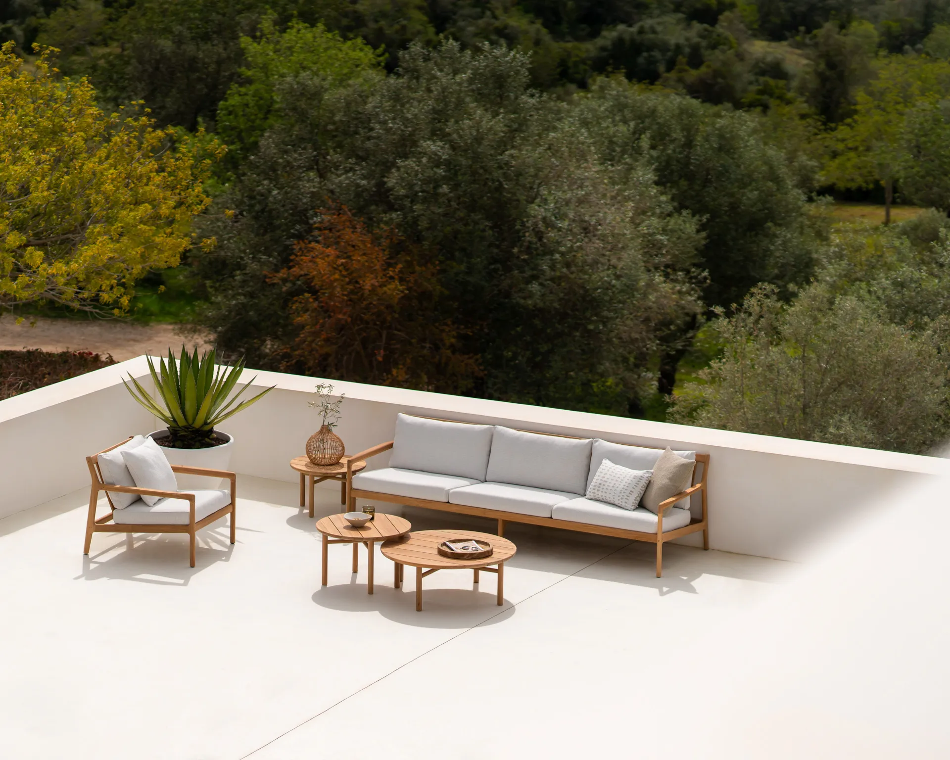 Quatro outdoor mesa de centro em teca, Ø59 cm Ethnicraft