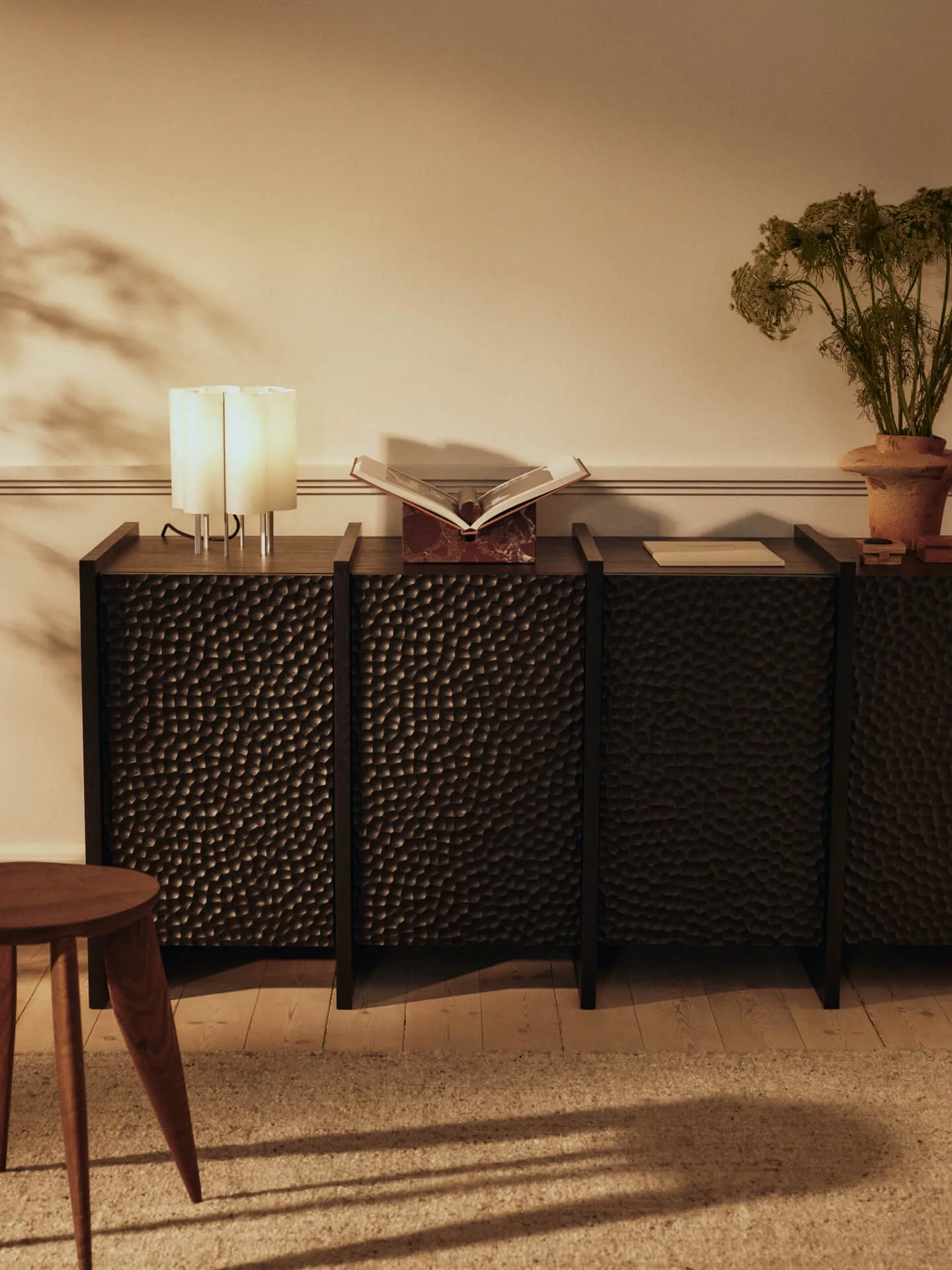 Aparador Scarni, Freixo escuro envernizado, 163x50x74 cm Ferm Living