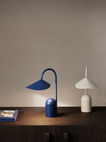 Arum lâmpada portátil - Bright Blue - Ferm Living