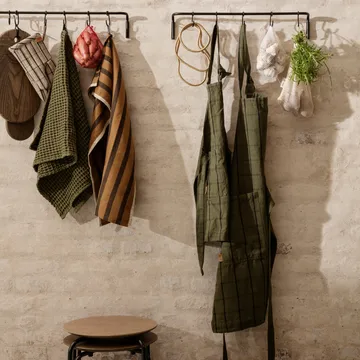 Avental de criança Hale - verde-preto - Ferm Living