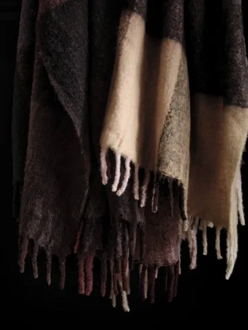 Blur manta de mohair - Chocolate escuro-vermelho óxido, 130x170 cm - Ferm Living