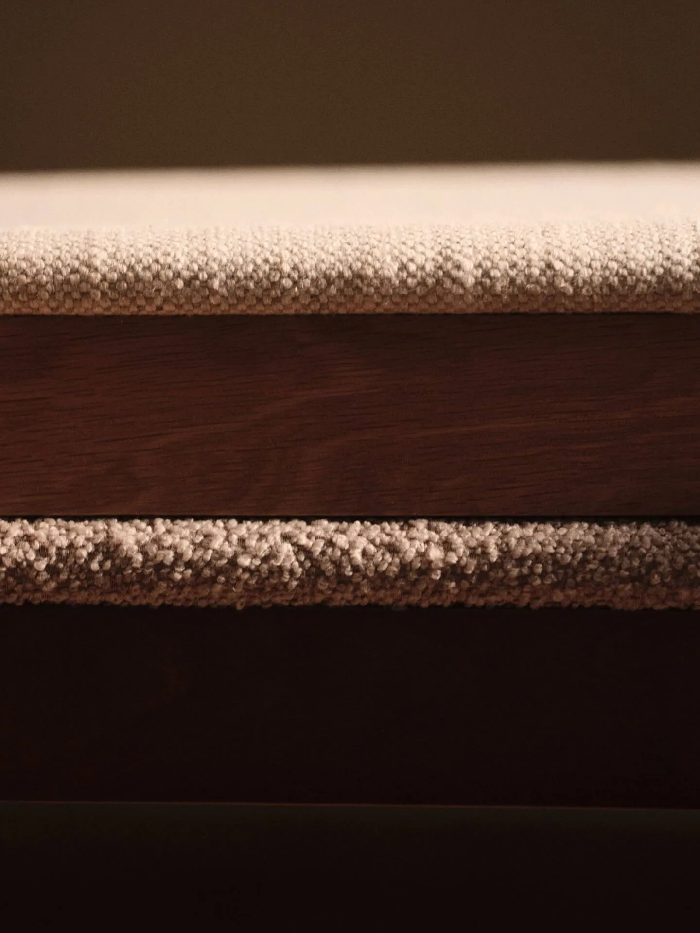 Boda cadeira com braços, Assento estofado em bouclé macio, faia escurecida-natural Ferm Living