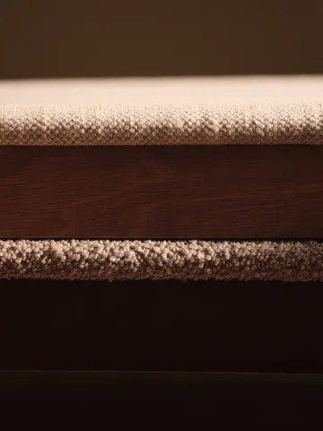Boda cadeira com braços - Assento estofado em bouclé macio, faia escurecida-natural - Ferm Living
