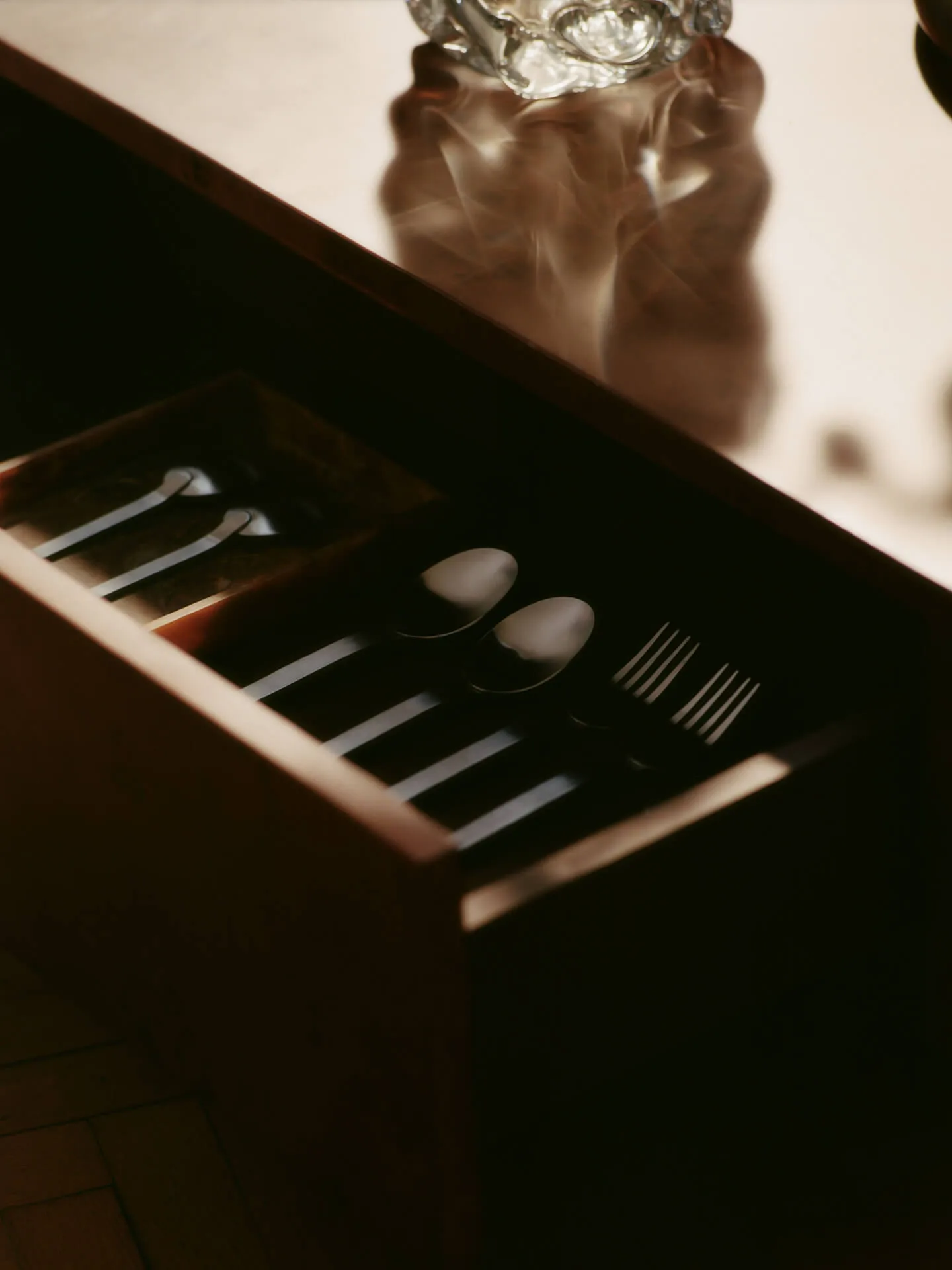 Burl storage mesa de centro 70x70 cm, Dark stained burl Ferm Living