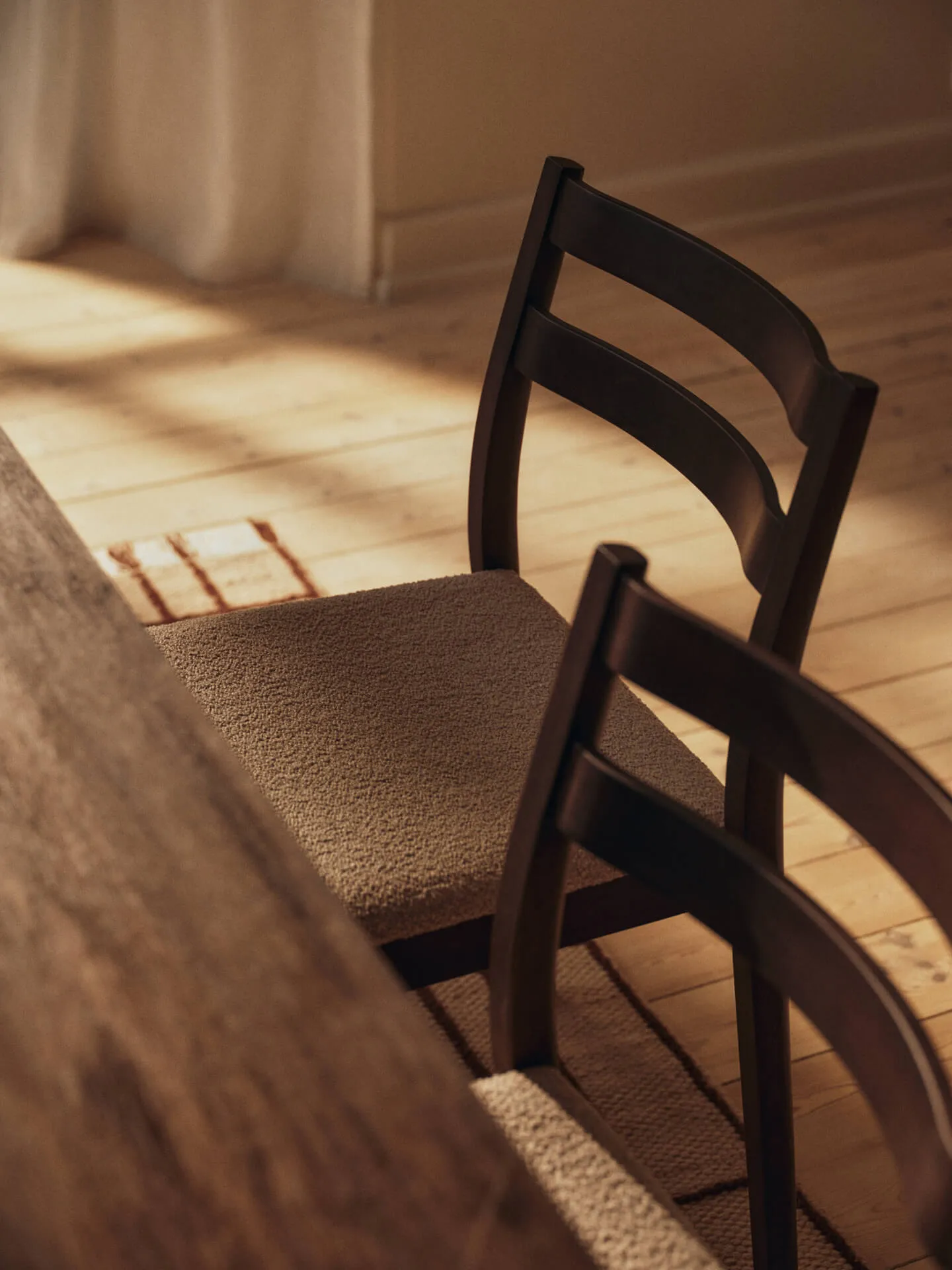 Cadeira Boda, Assento estofado soft bouclé, faia escura-natural Ferm Living