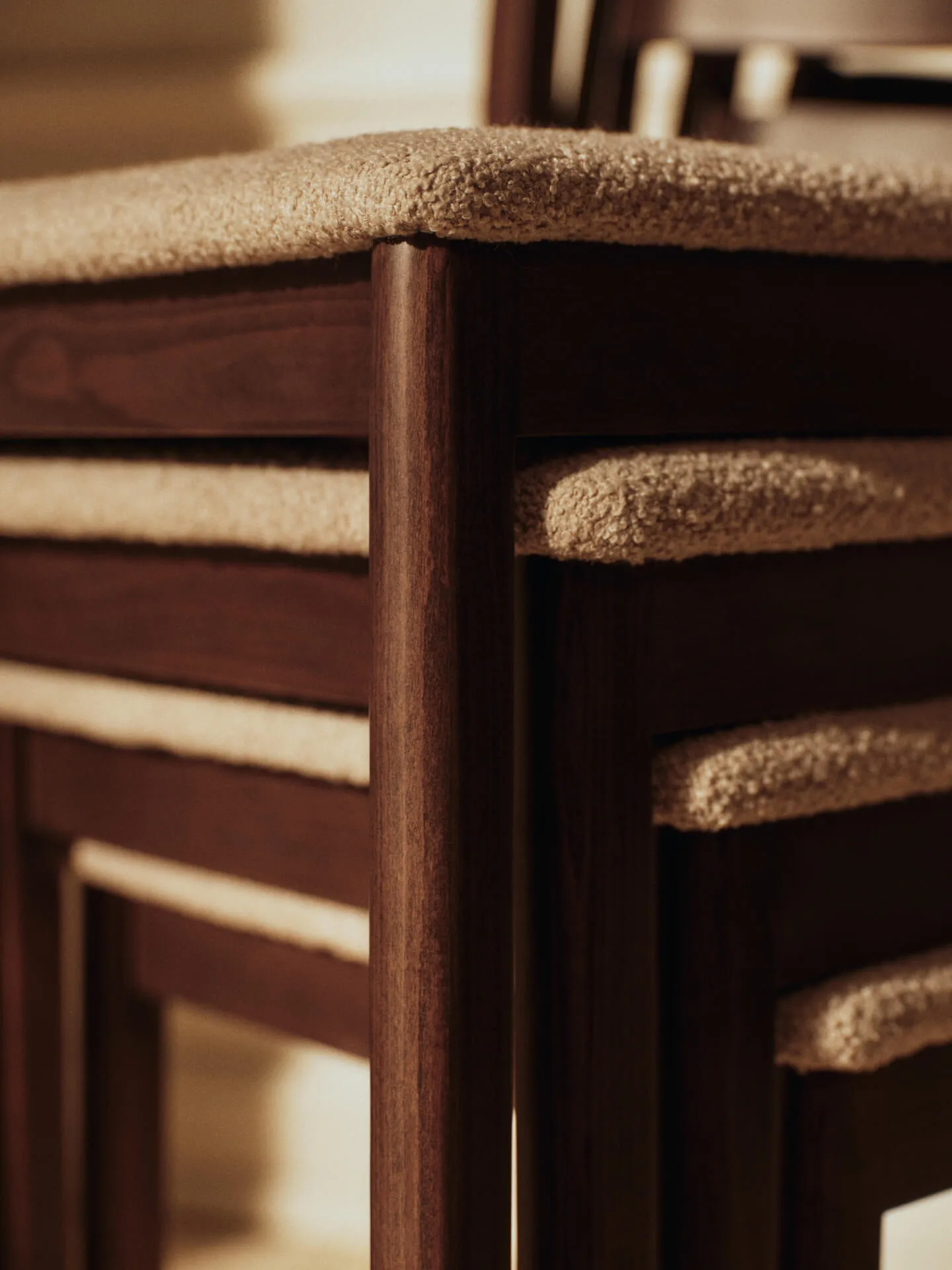 Cadeira Boda, Assento estofado soft bouclé, faia escura-natural Ferm Living