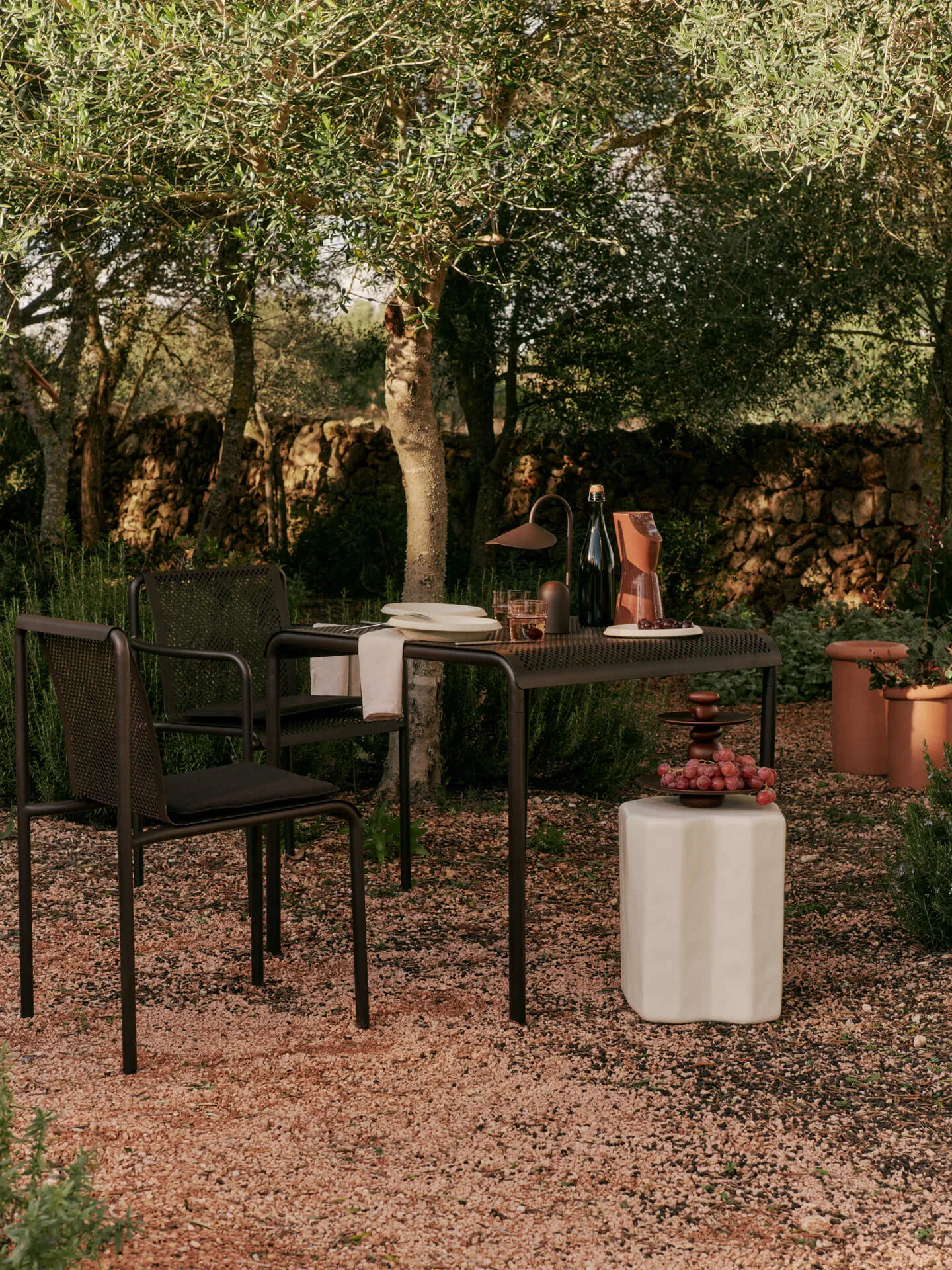 Cadeira com braços Dapple, Dark Chocolate Ferm Living