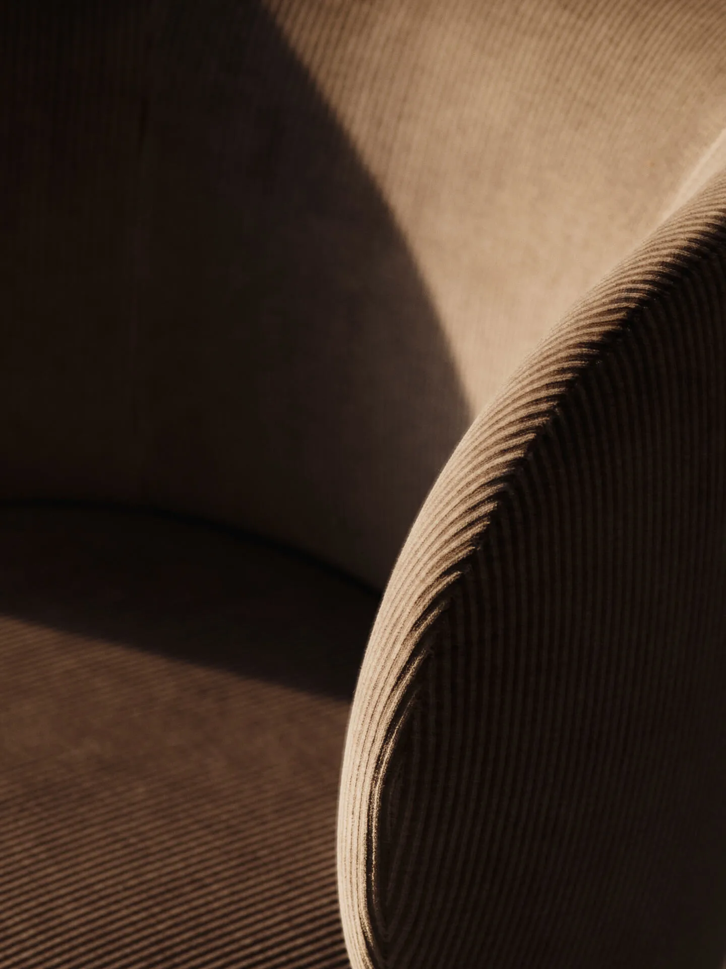 Cadeira de jantar Rico com rodas Devoré Velvet, Flint Grey Ferm Living