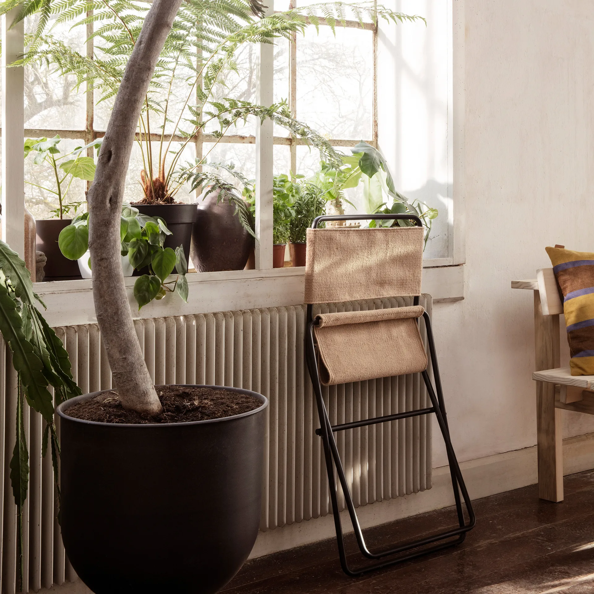 Cadeira de refeição Desert, Black-sand Ferm Living