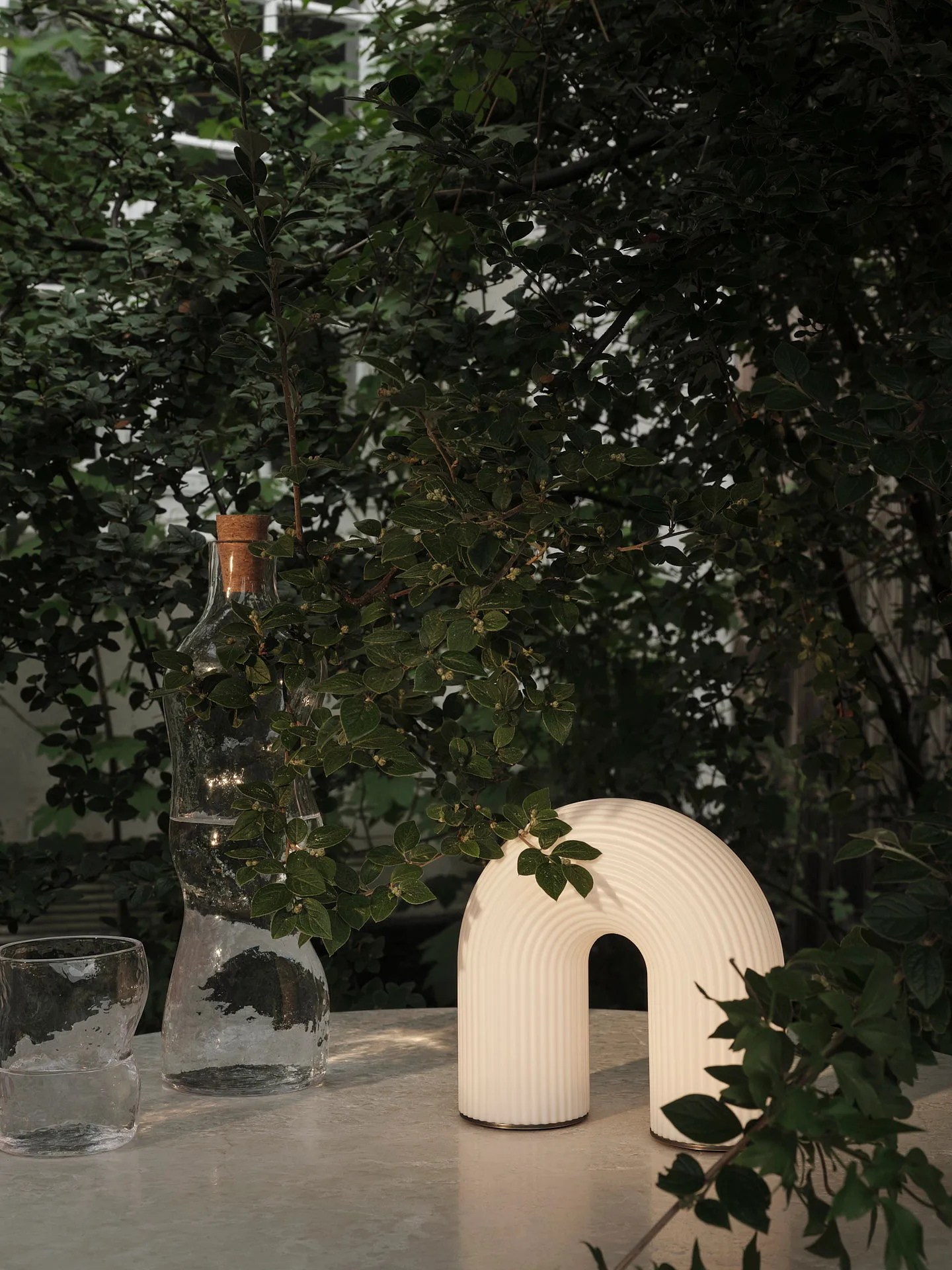 Candeeiro de mesa Vuelta portable, White Ferm Living