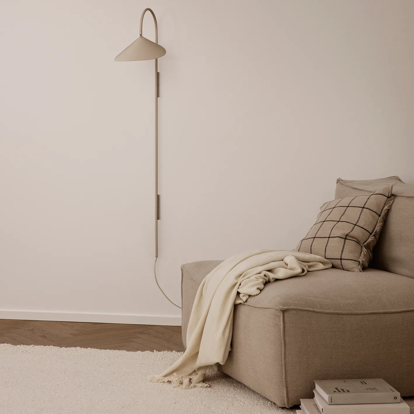 Candeeiro de parede Arum 127 cm, cashmere Ferm Living