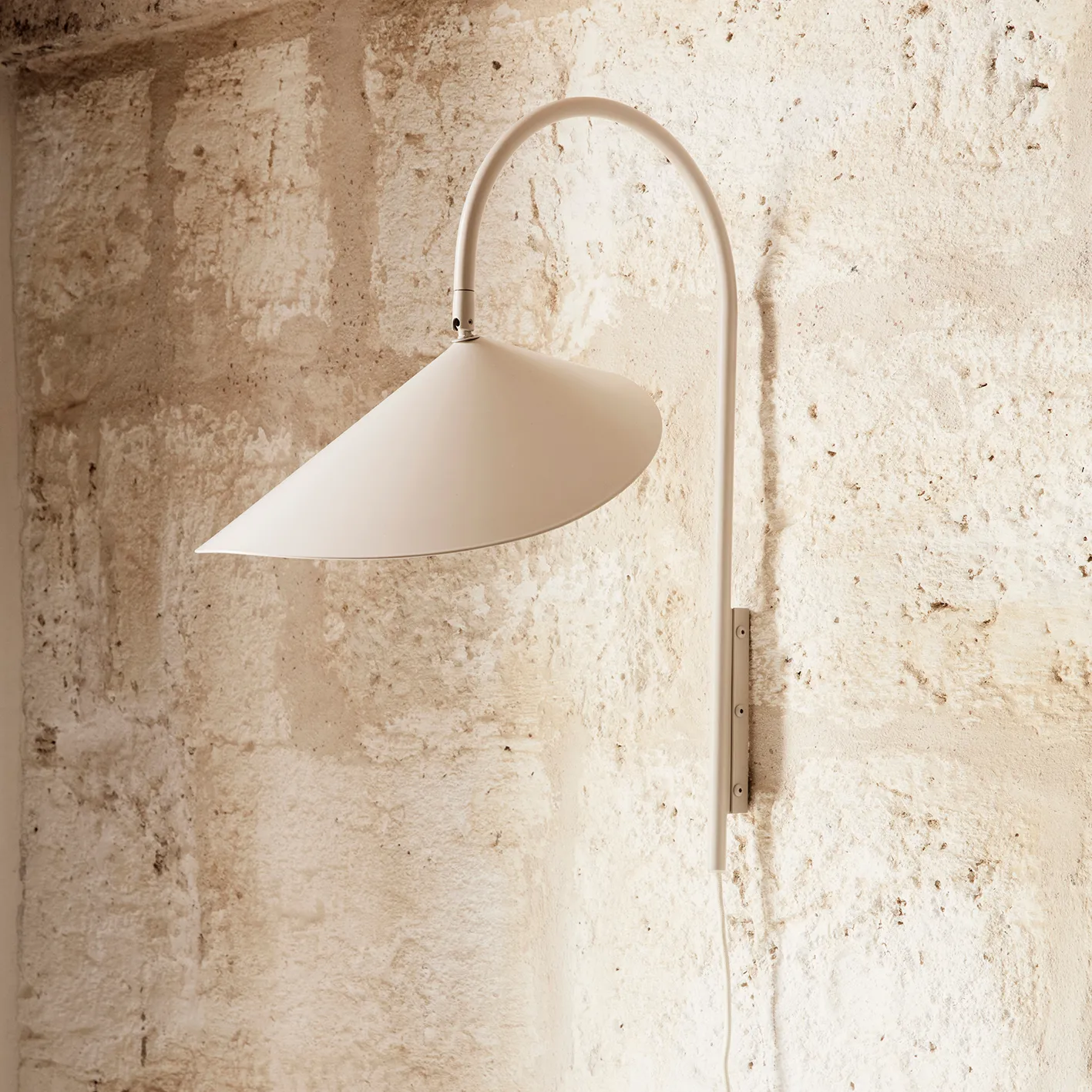 Candeeiro de parede Arum, cashmere Ferm Living