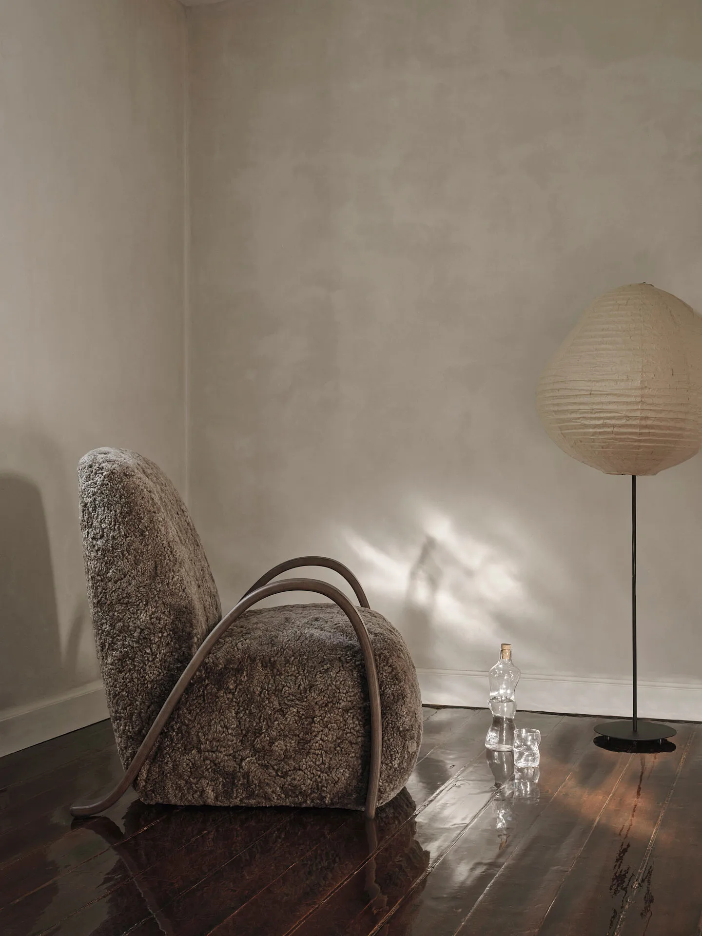 Candeeiro de pé Kurbis high, Natural-black Ferm Living