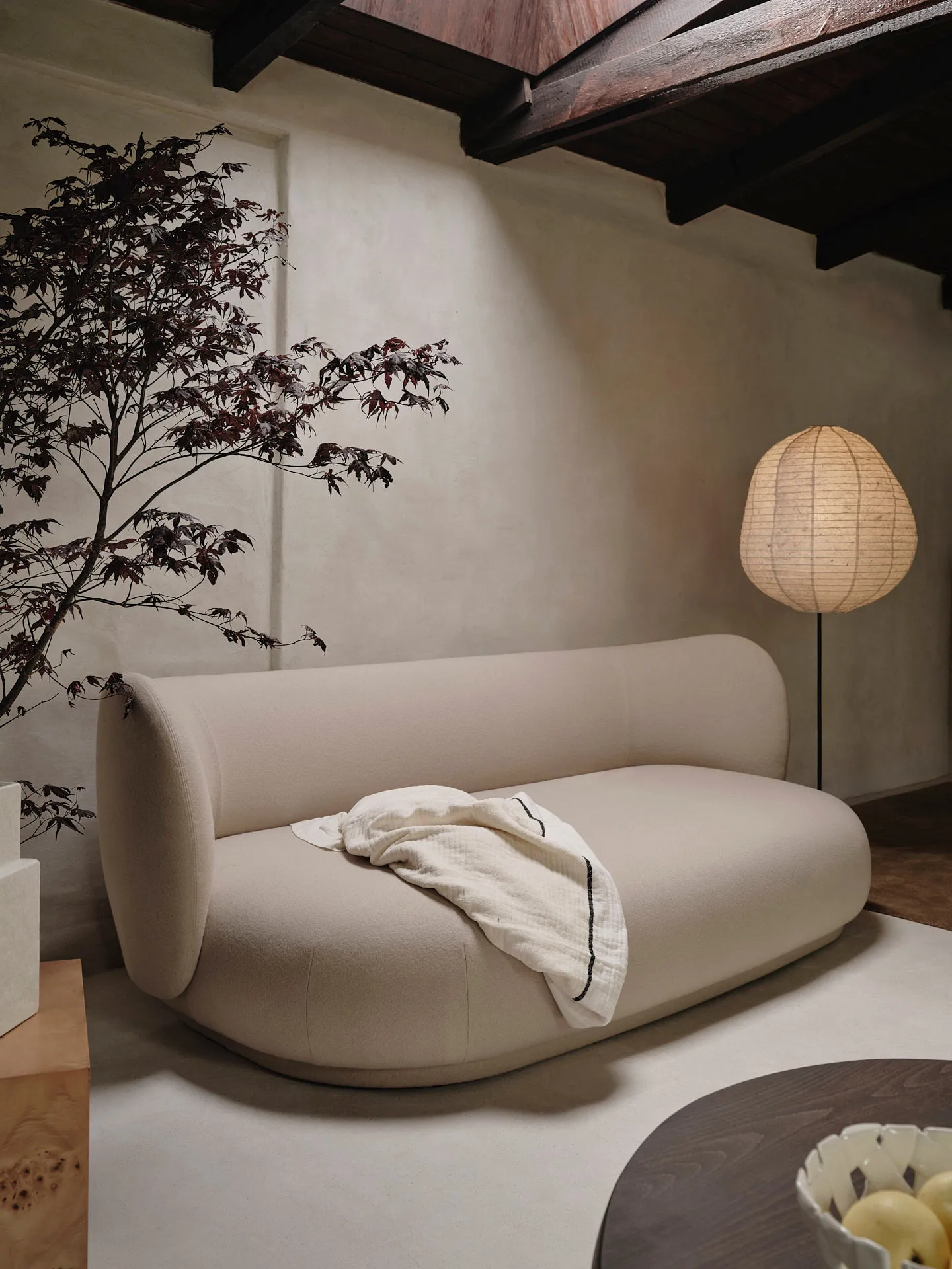 Candeeiro de pé Kurbis high, Natural-black Ferm Living