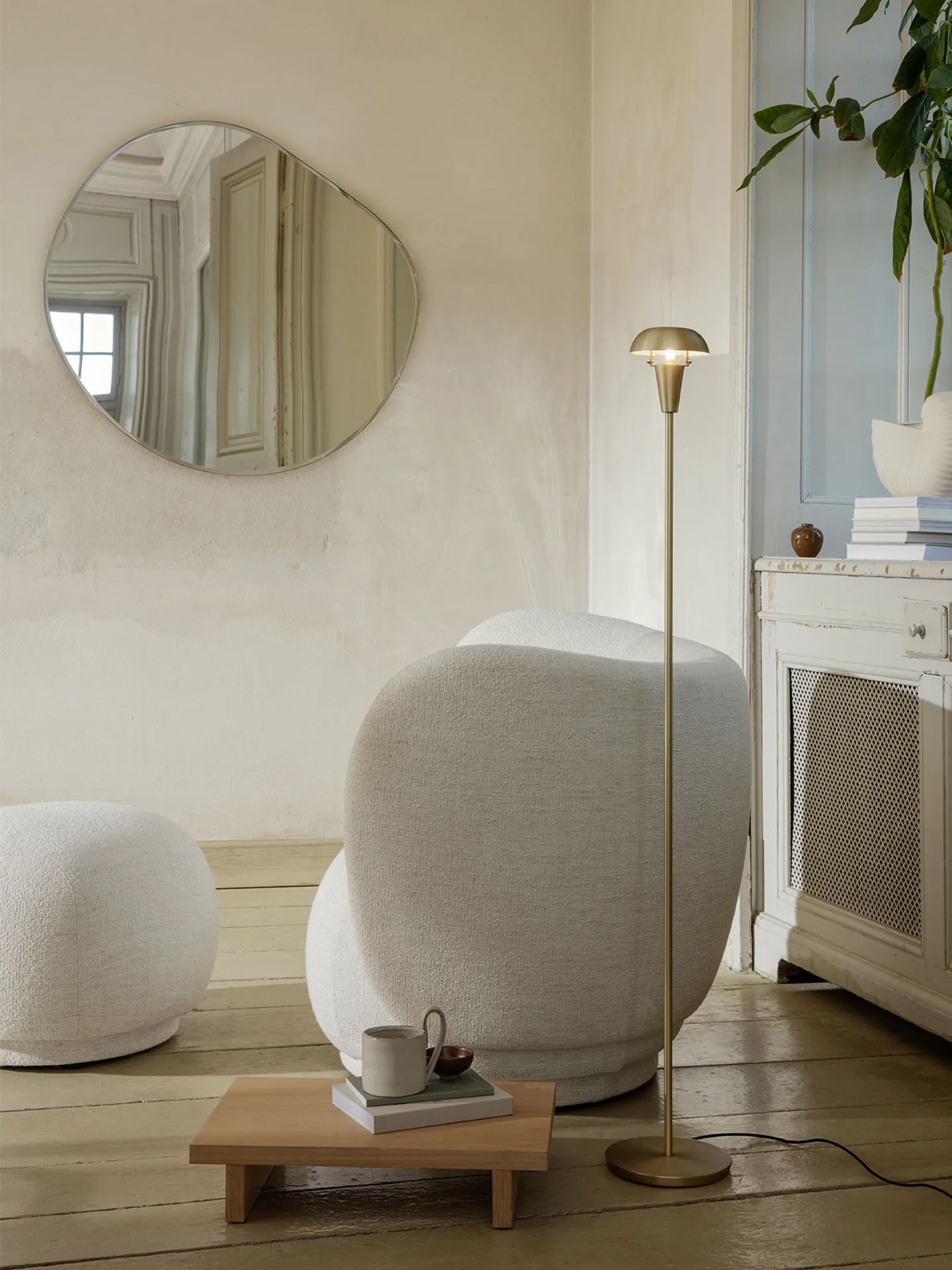 Candeeiro de pé Tiny 124,2 cm, latão Ferm Living