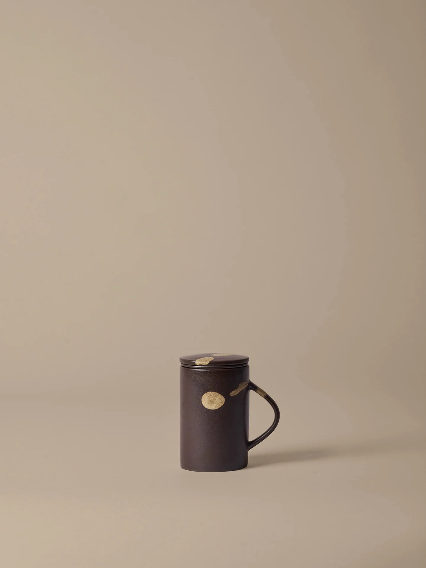 Caneca de chá Koyo com infusor 40 cl, Dark brown-buff Ferm Living