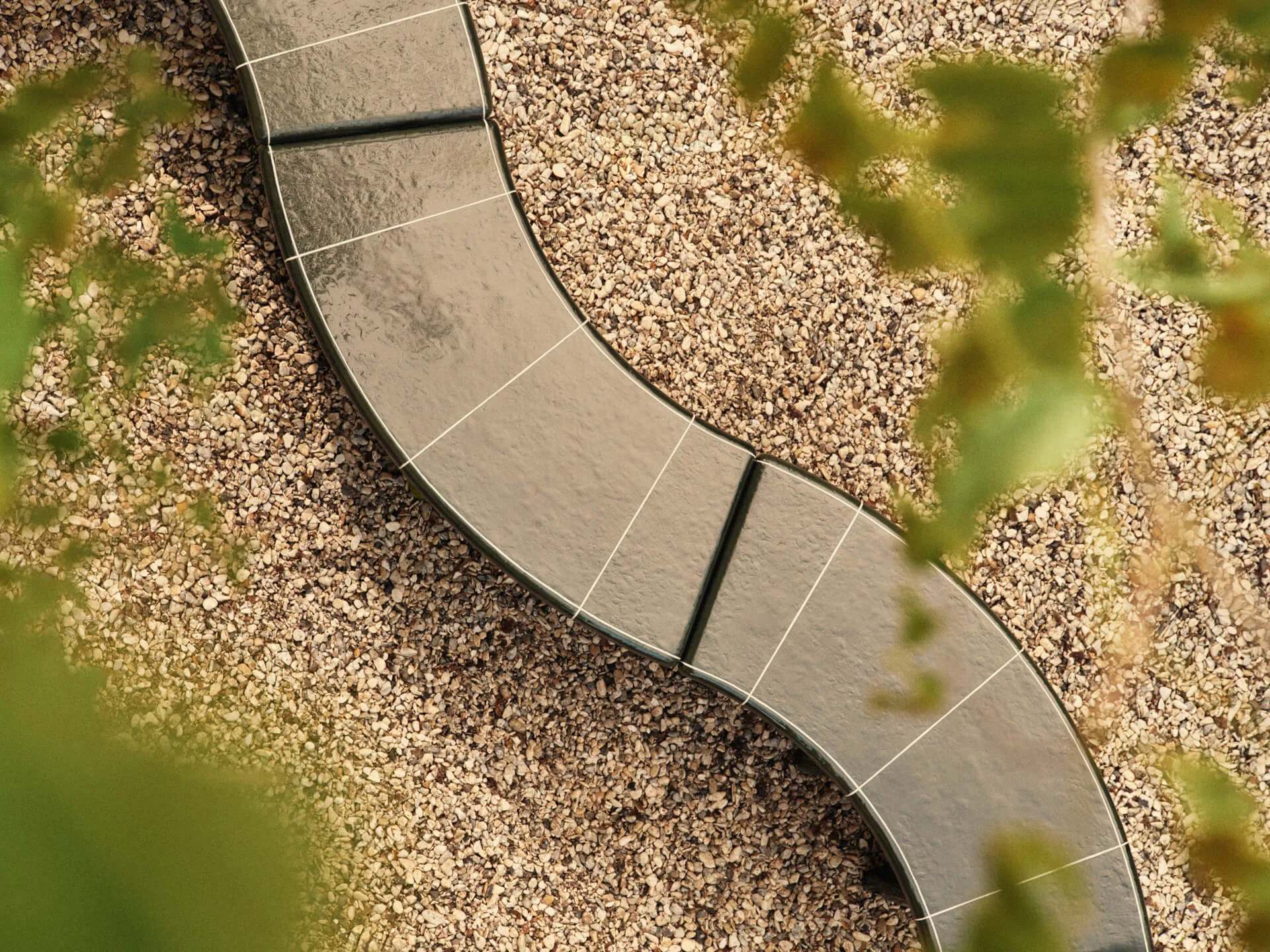 Deya curved banco de assento, Verde escuro, 110x40x45,5 cm Ferm Living