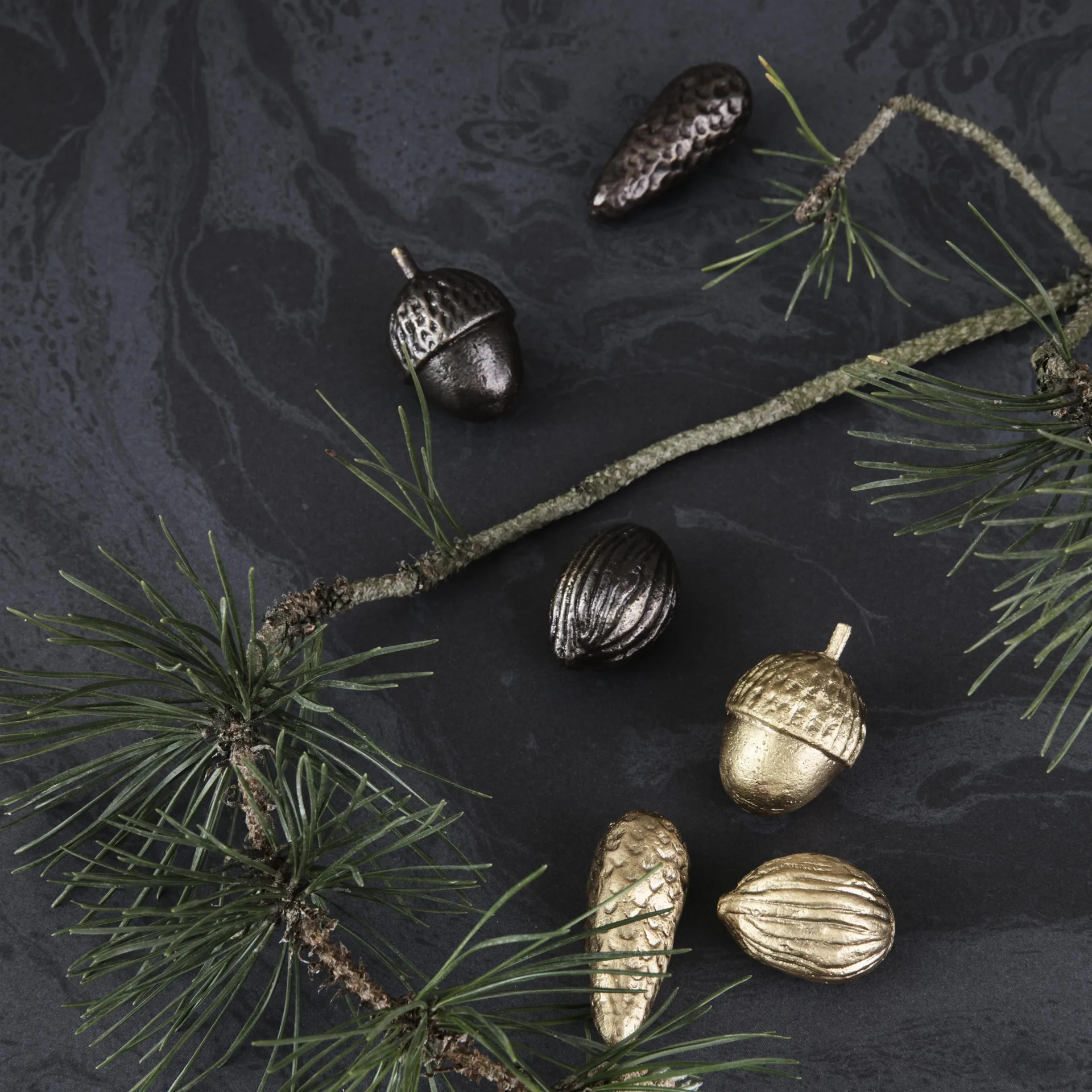 Enfeites de bolota/pinha Winterland, latão Ferm Living