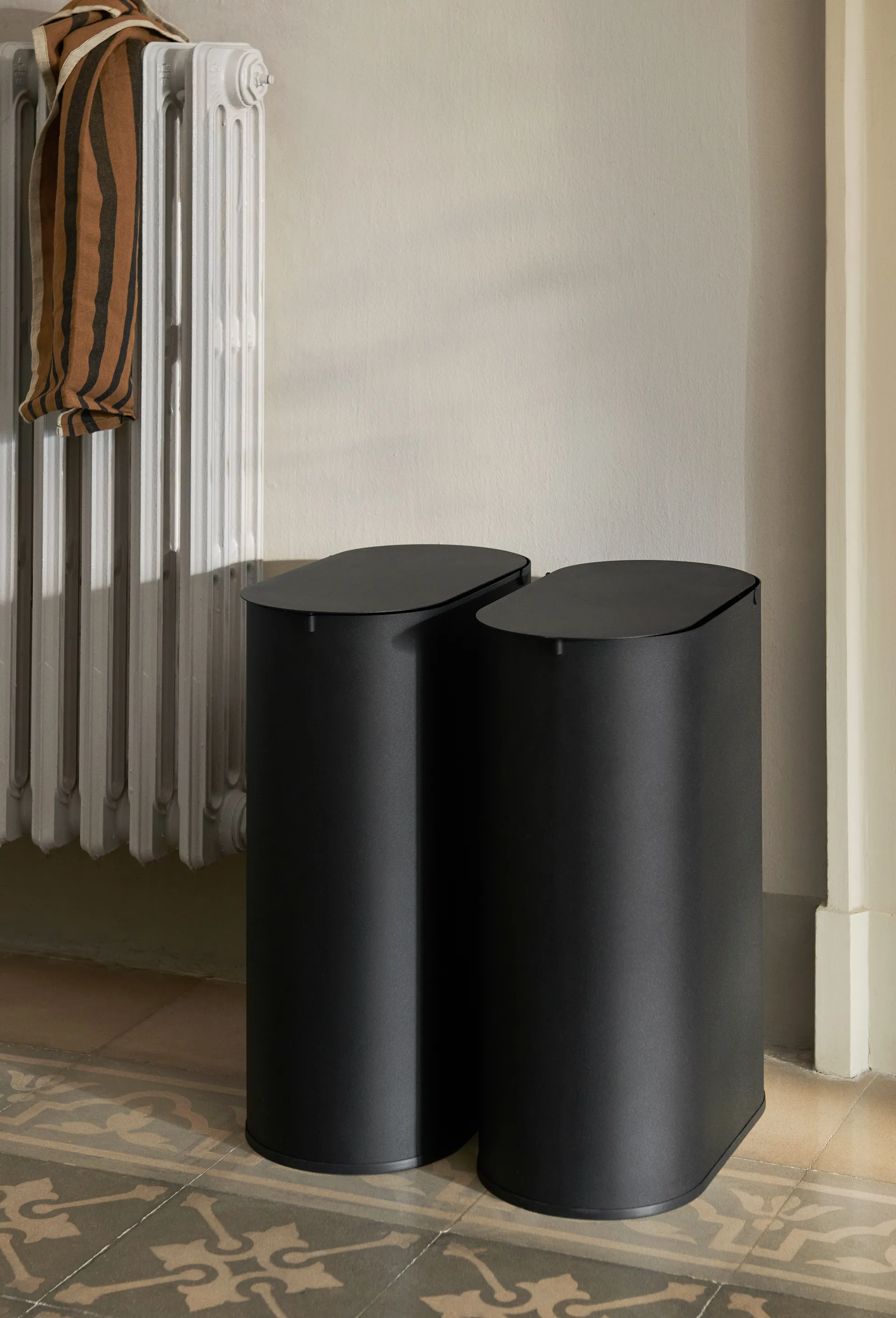 Enkel caixote de lixo medium, Preto Ferm Living