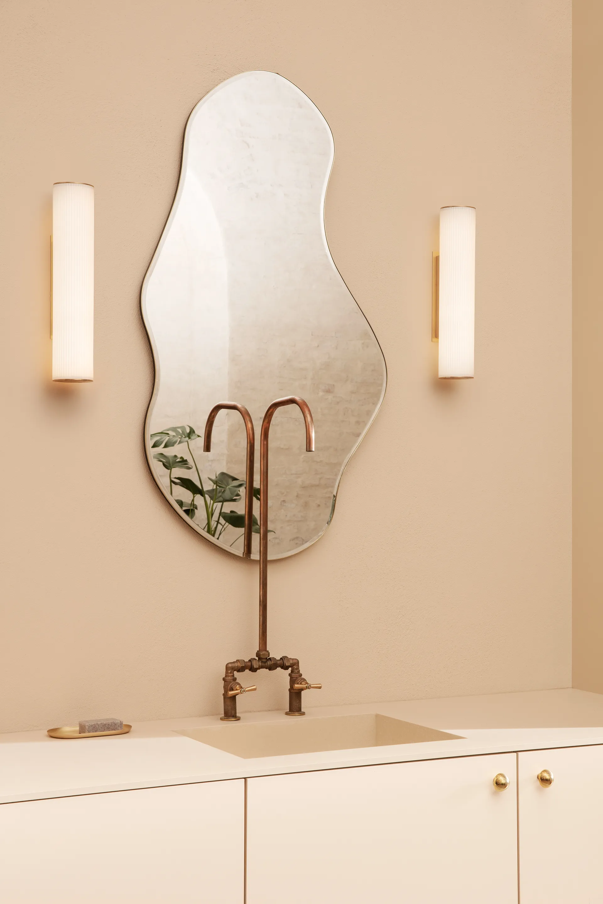 Espelho grande Pond, Latão Ferm Living