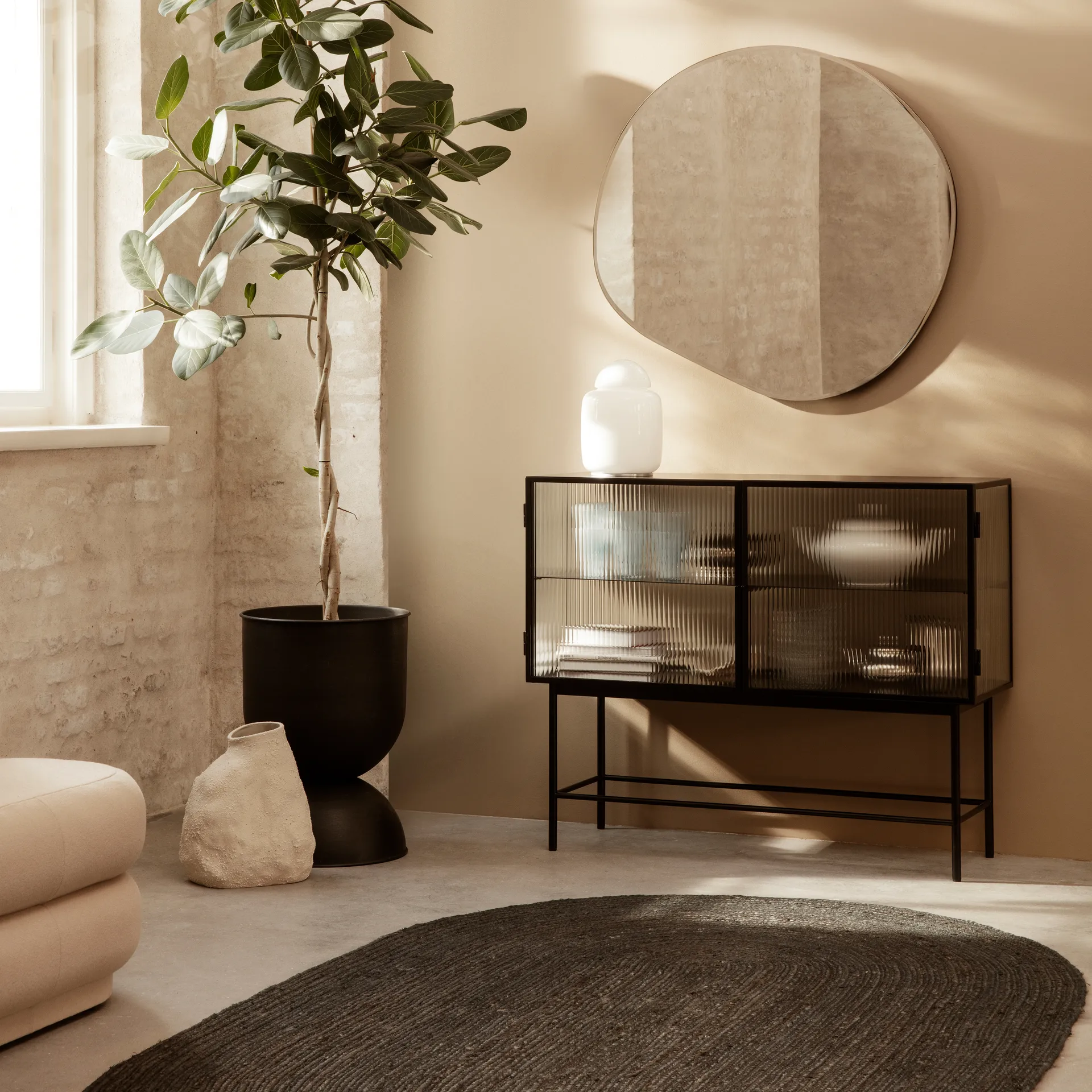 Espelho Pond extra grande, latão extra grande Ferm Living