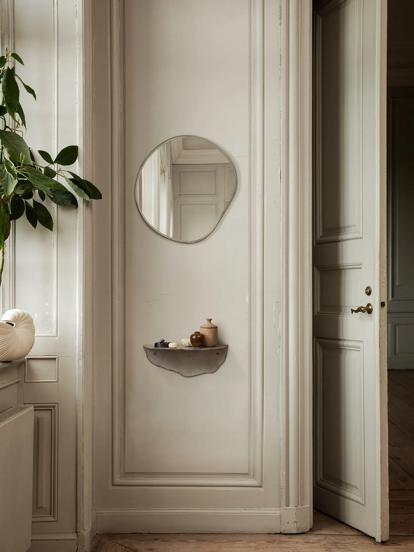 Espelho Pond , Small dark chrome Ferm Living