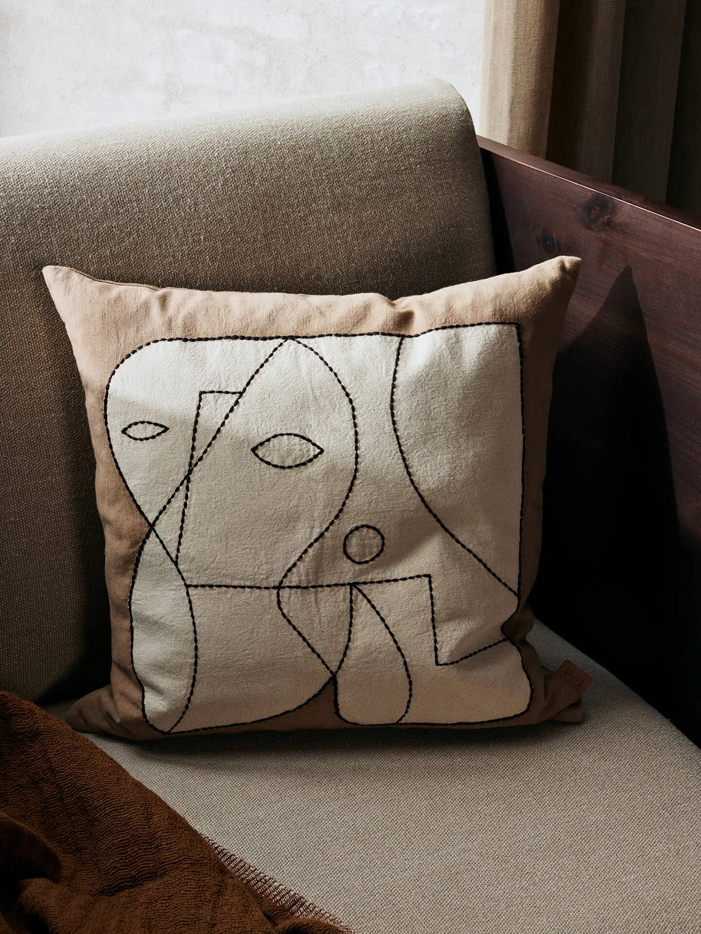 Fronha Figure 50x50 cm, Taupe escuro-branco sujo Ferm Living