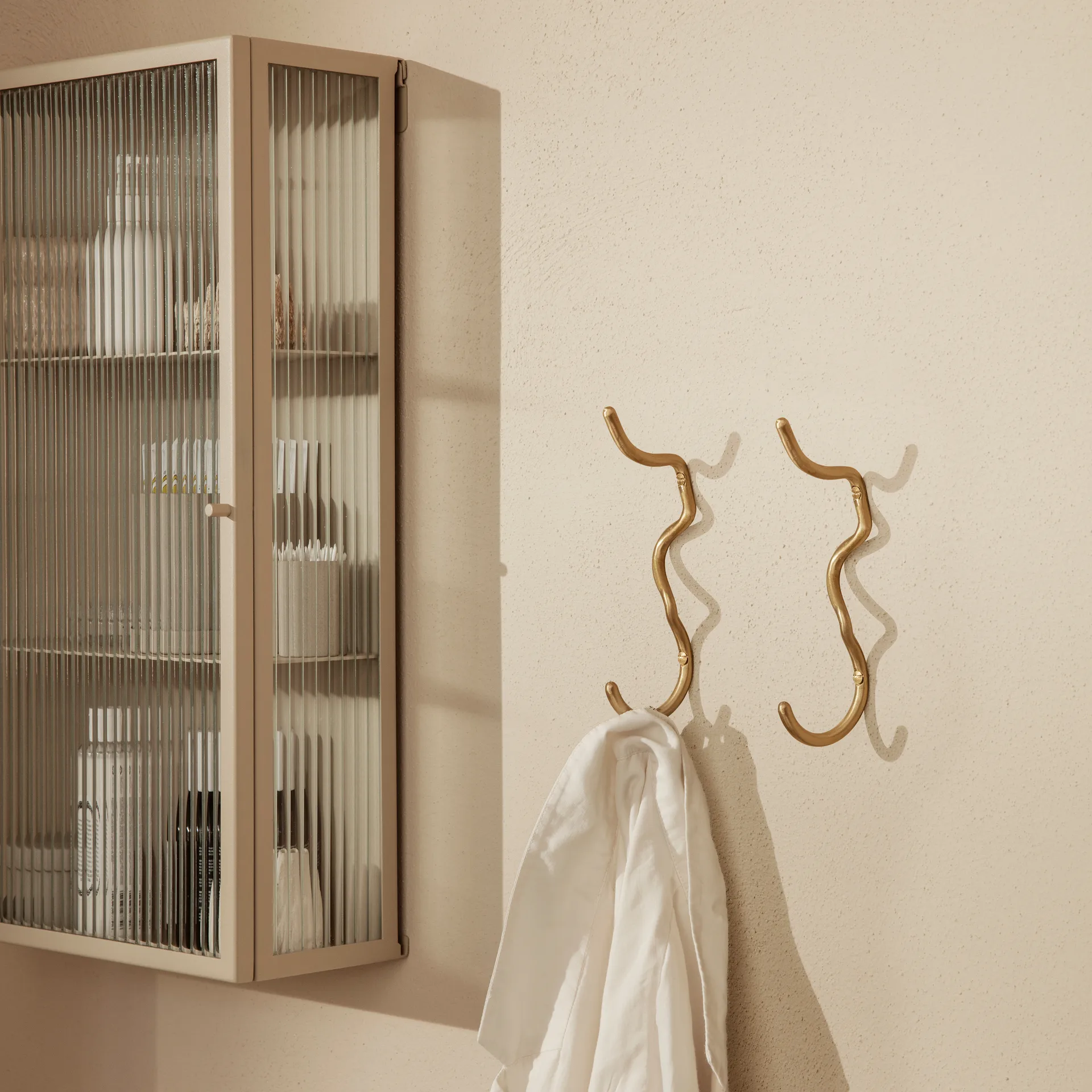 Gancho Curvature, latão Ferm Living