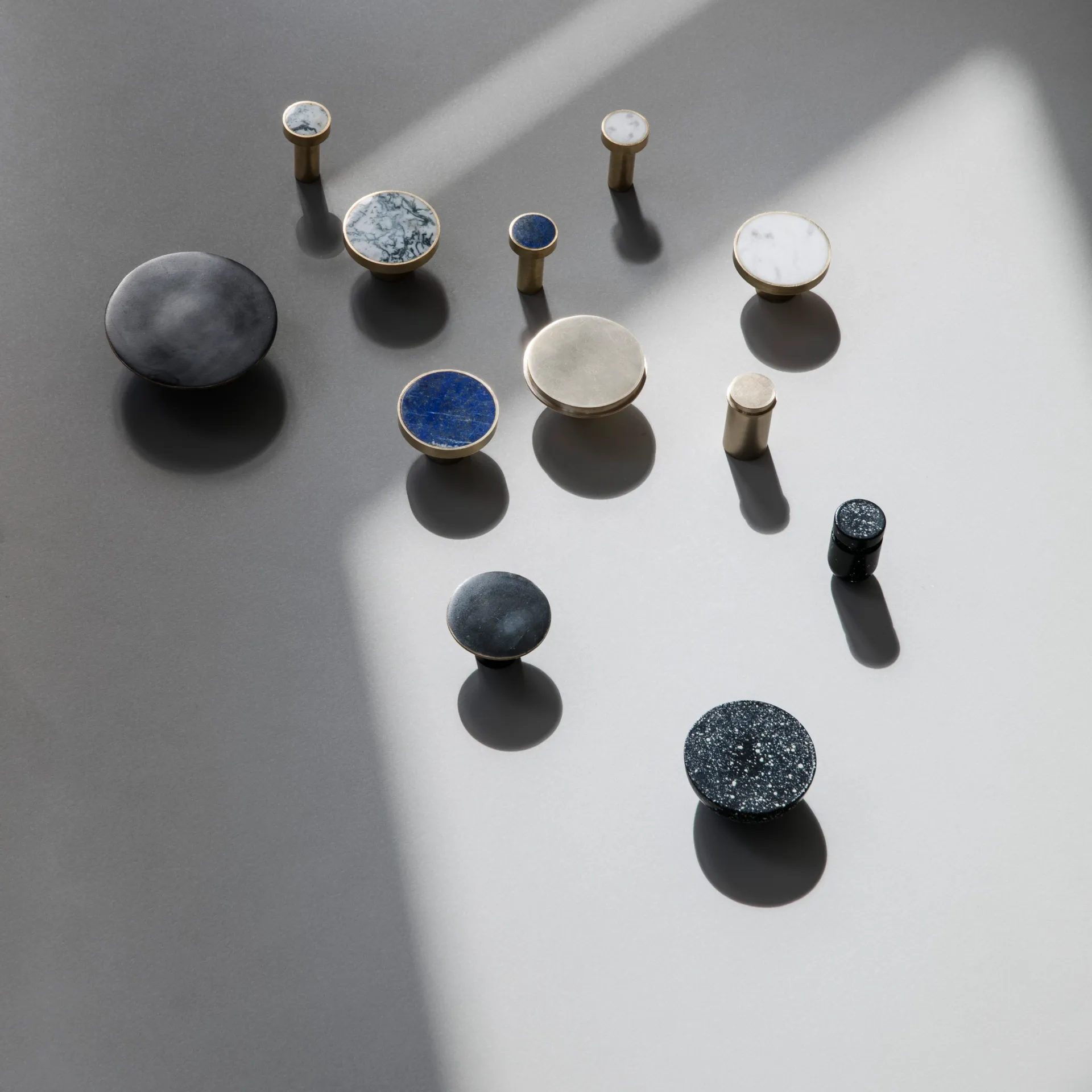 Gancho grande Stone, mármore branco-latão Ferm Living