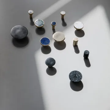 Gancho grande Stone - mármore branco-latão - Ferm Living