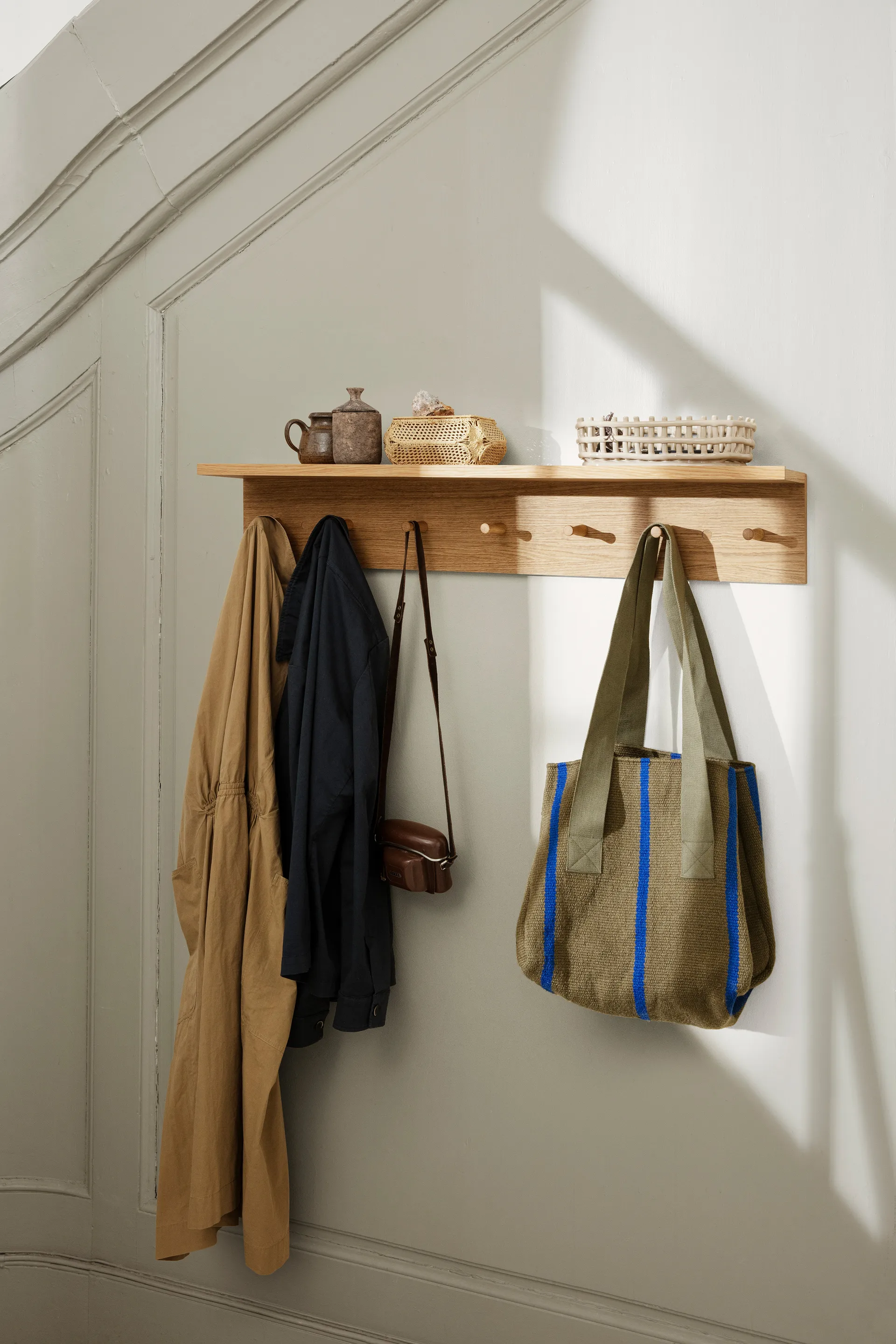 Ganchos e prateleira Place Rack, Médio Ferm Living
