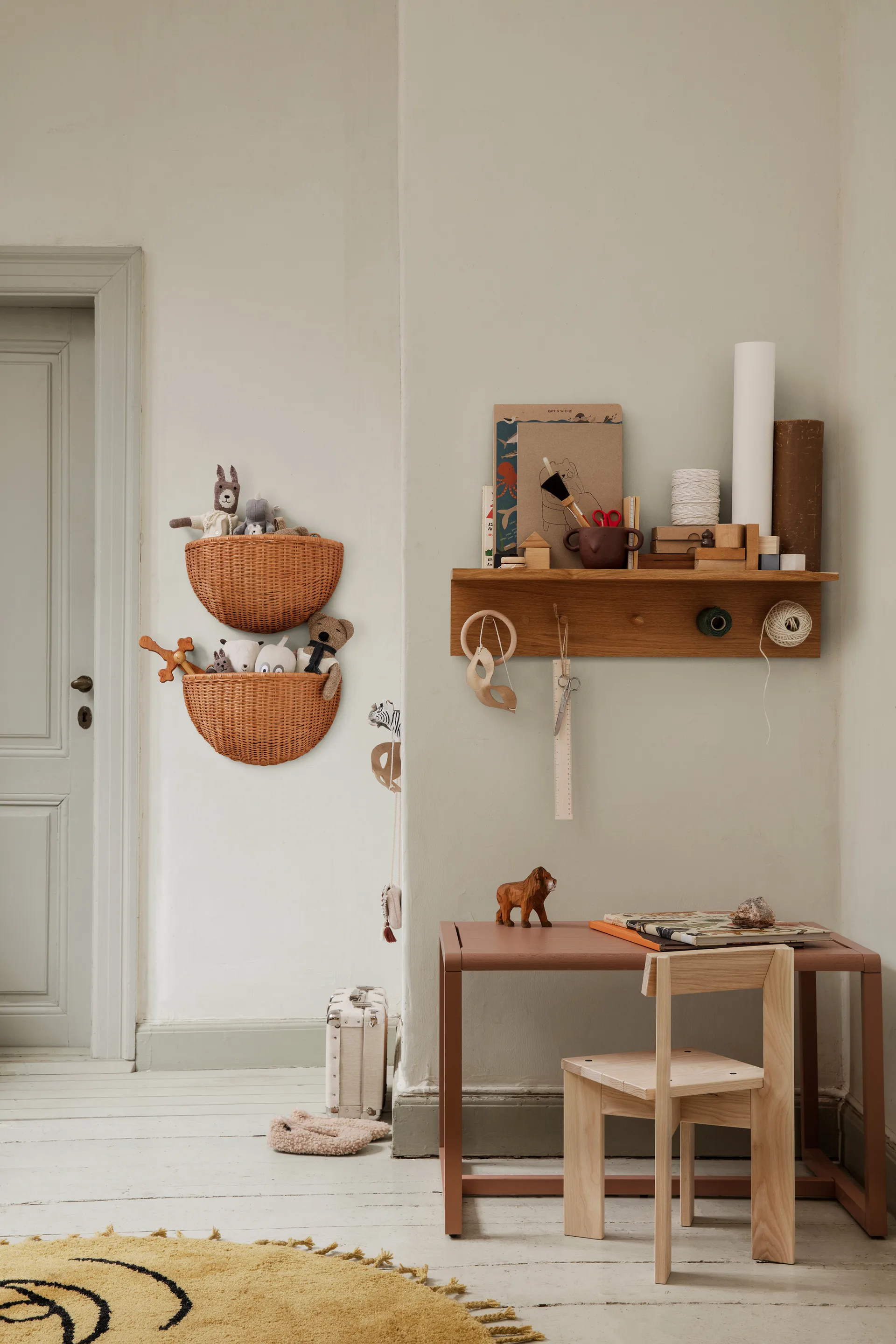 Ganchos e prateleira Place Rack, Médio Ferm Living