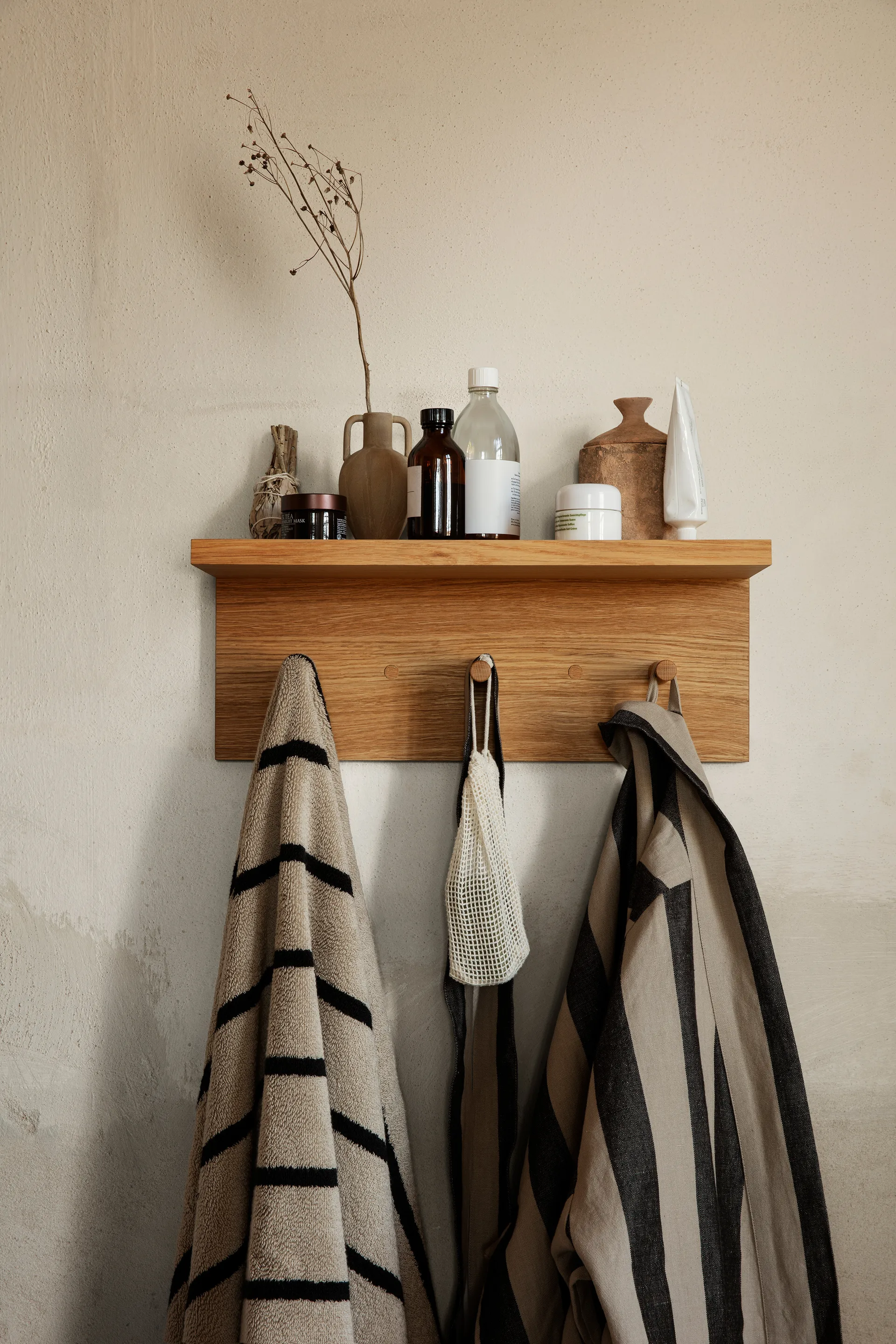 Ganchos e prateleira Place Rack, Pequeno Ferm Living