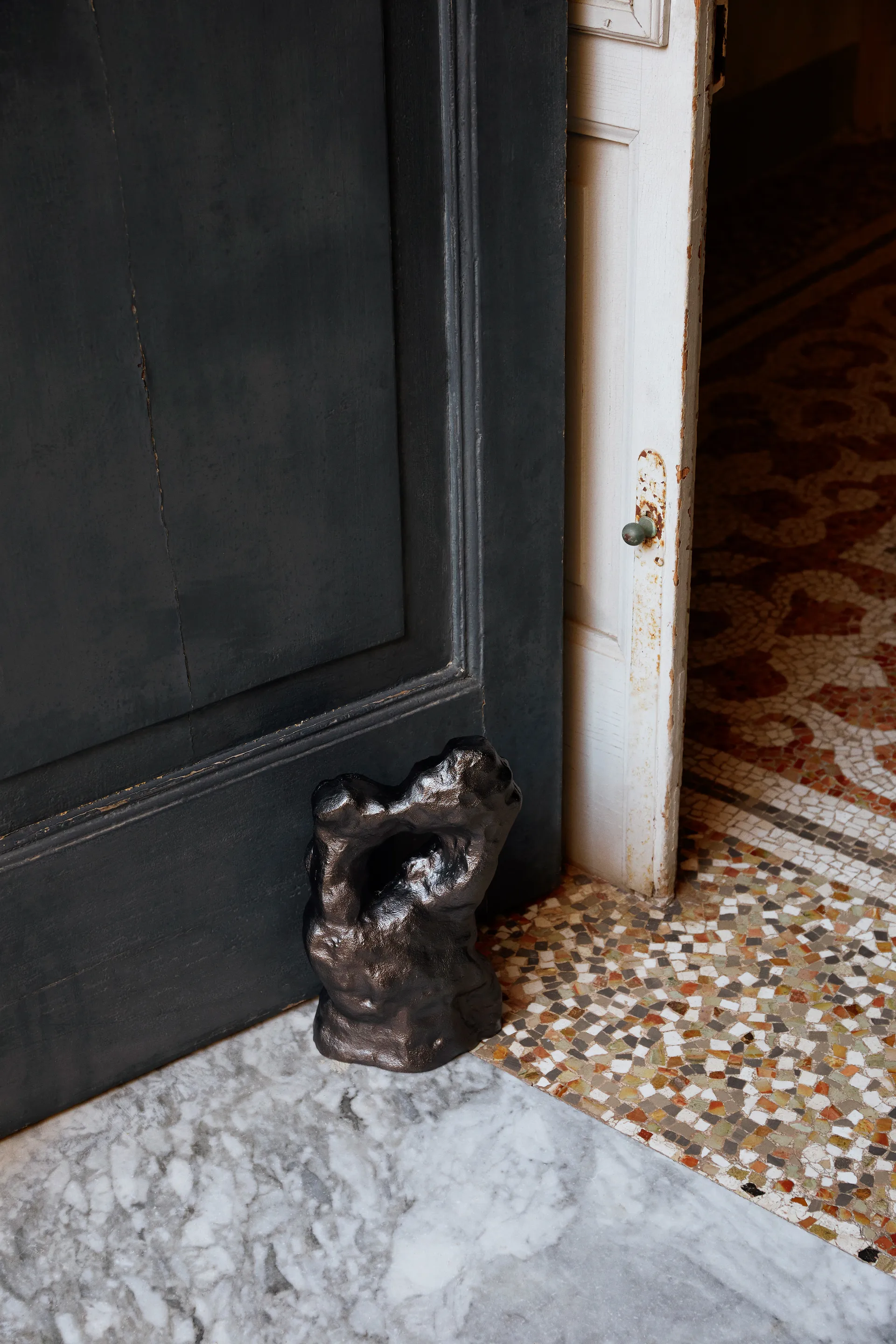 Grotto escultura, Alumínio Preto Ferm Living