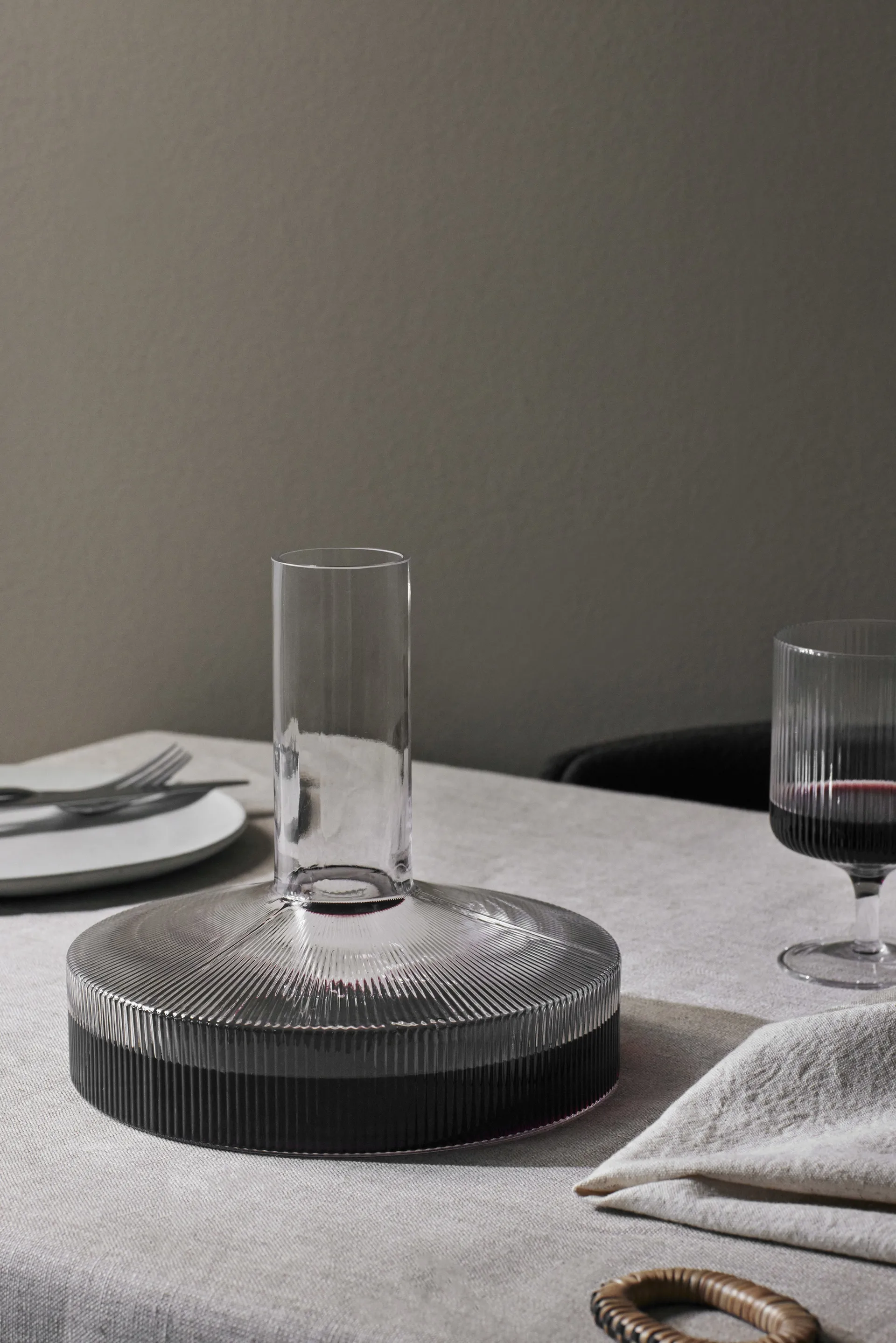Jarro de vinho Ripple, Cinza Fumado Ferm Living
