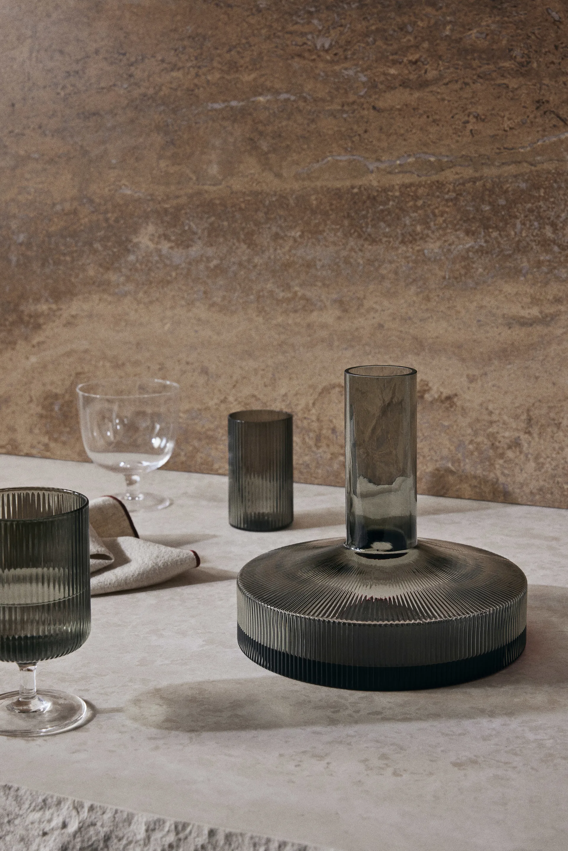 Jarro de vinho Ripple, Cinza Fumado Ferm Living