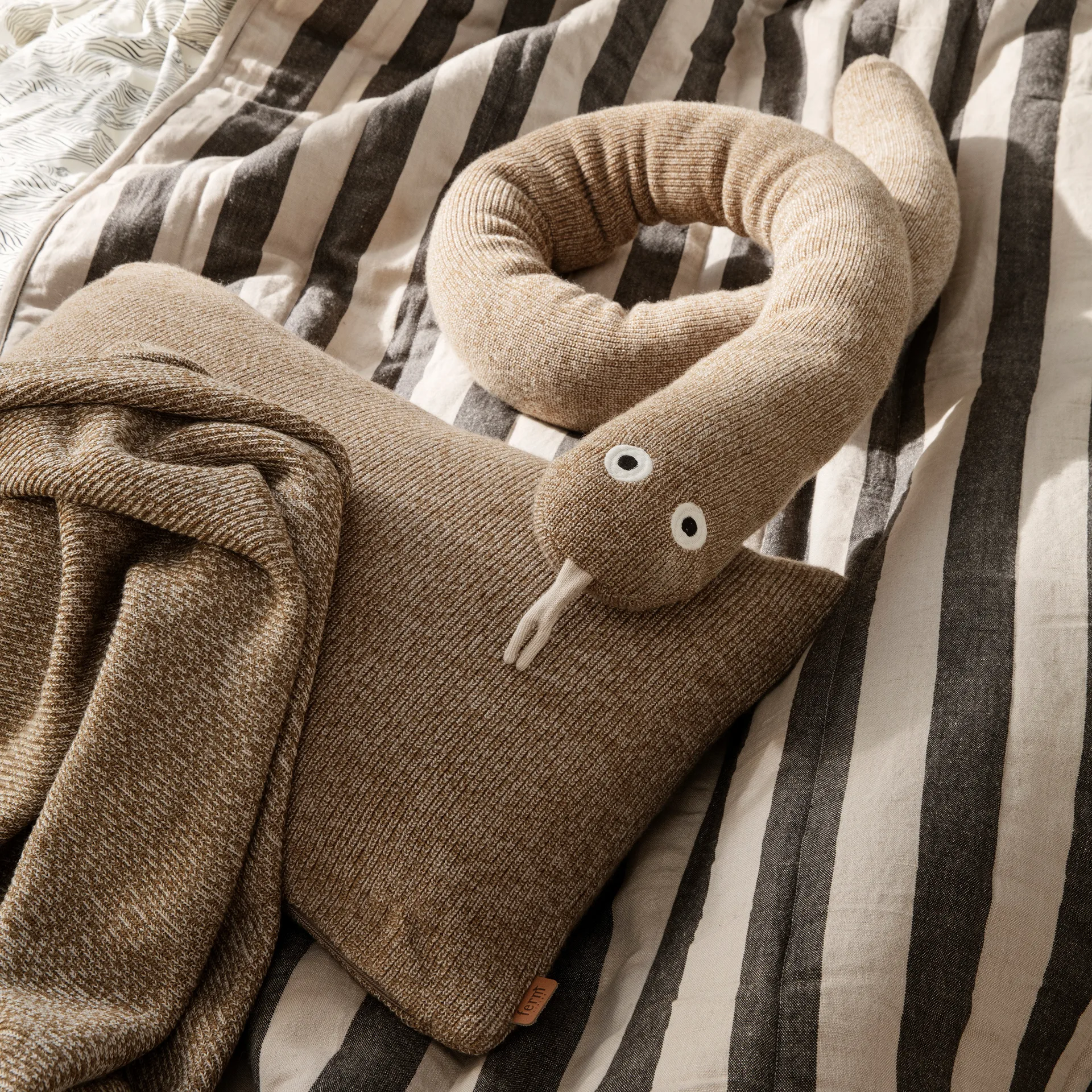 Manta Grand 120x170 cm, Sand-black Ferm Living