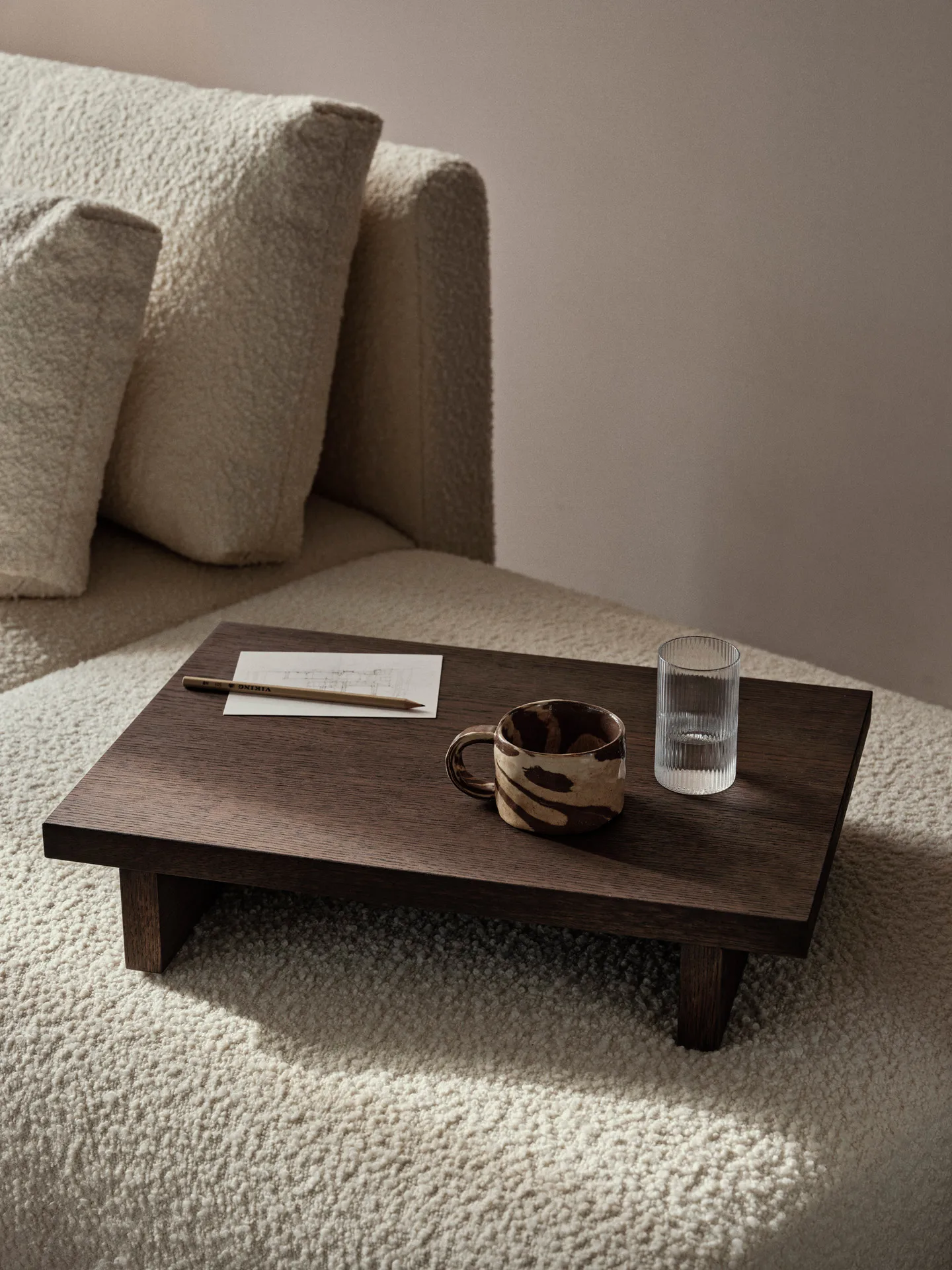Mesa de apoio Kona, Dark Stained oak veneer Ferm Living
