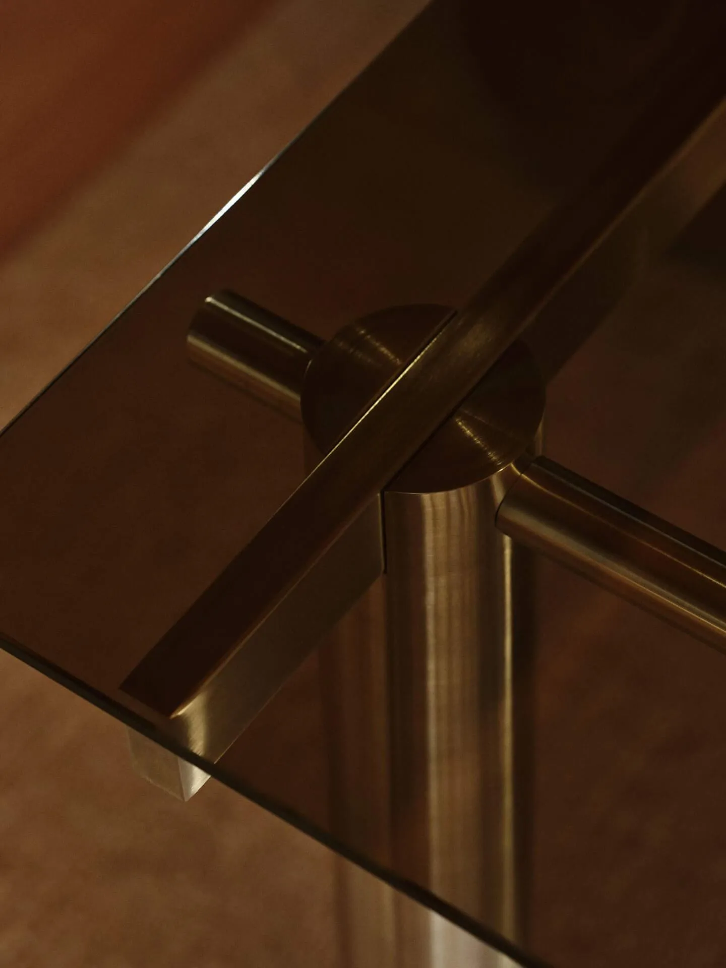 Mesa de jantar Atura, Aço inox escovado-vidro escurecido, 90x160 cm Ferm Living