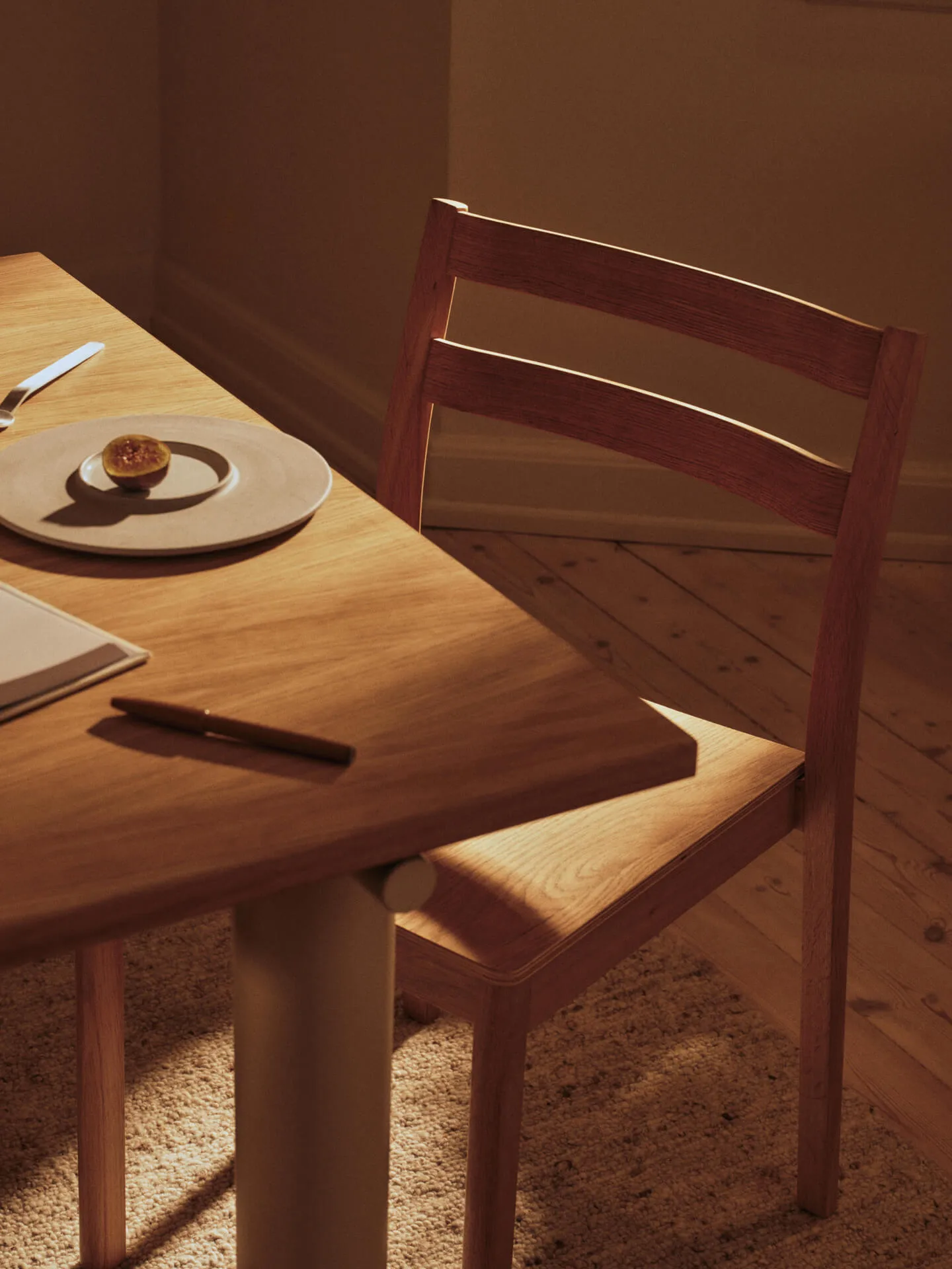 Mesa de jantar Atura, Carvalho folheado em Light cashmere, 90x200 cm Ferm Living