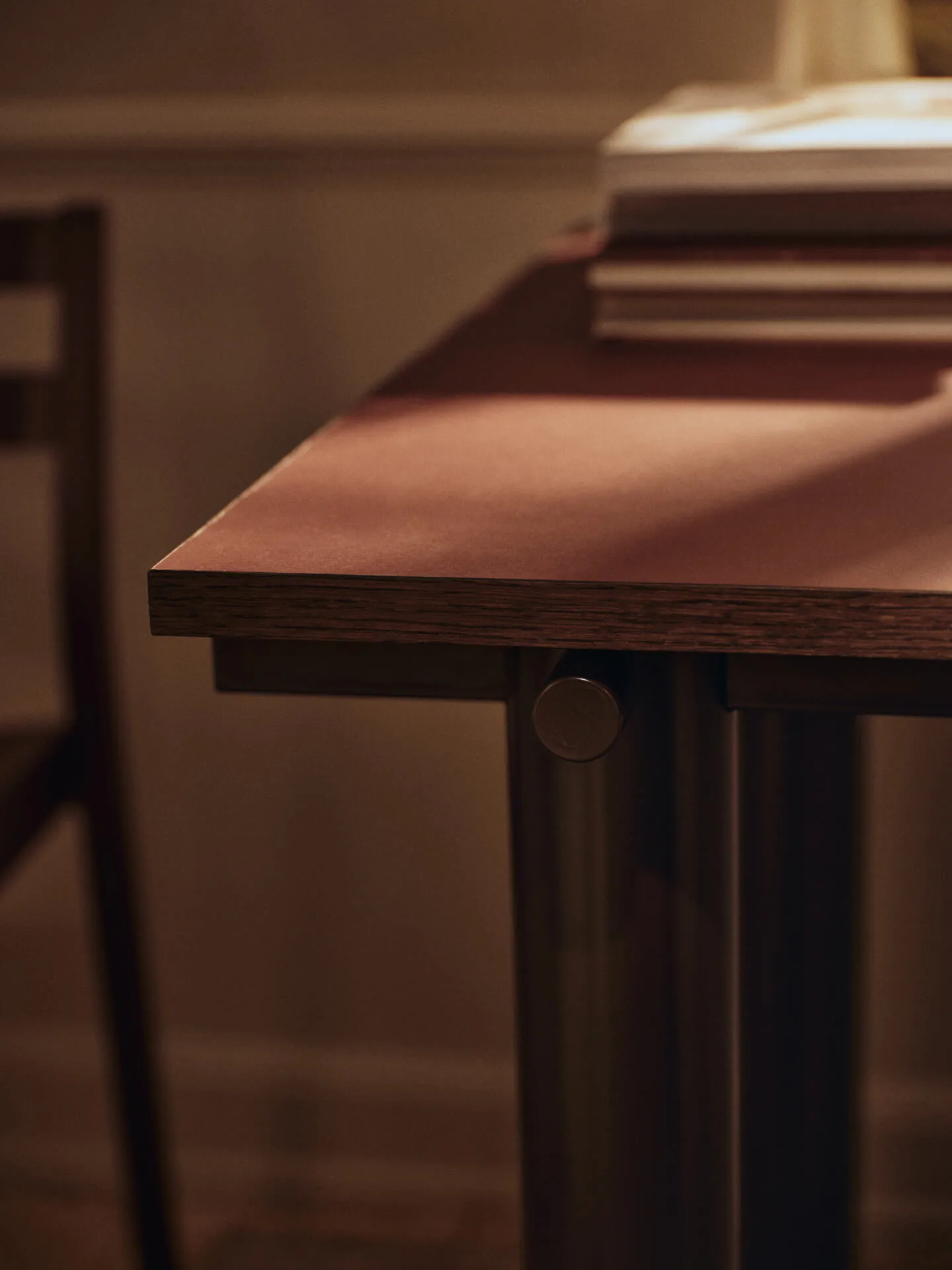 Mesa de jantar Atura, Dark chocolate-burgundy, 90x200 cm Ferm Living