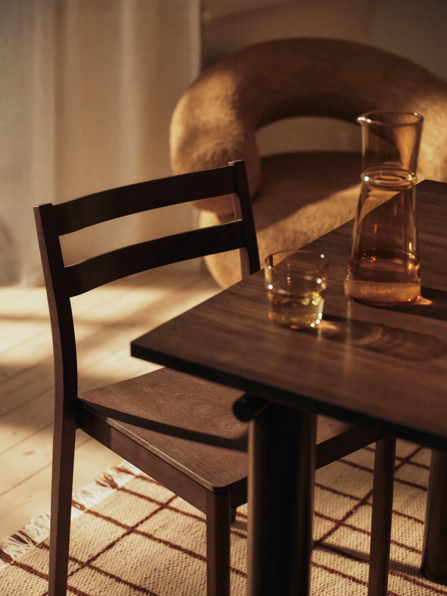 Mesa de jantar Atura, Dark chocolate-carvalho tingido escuro, 90x160 cm Ferm Living