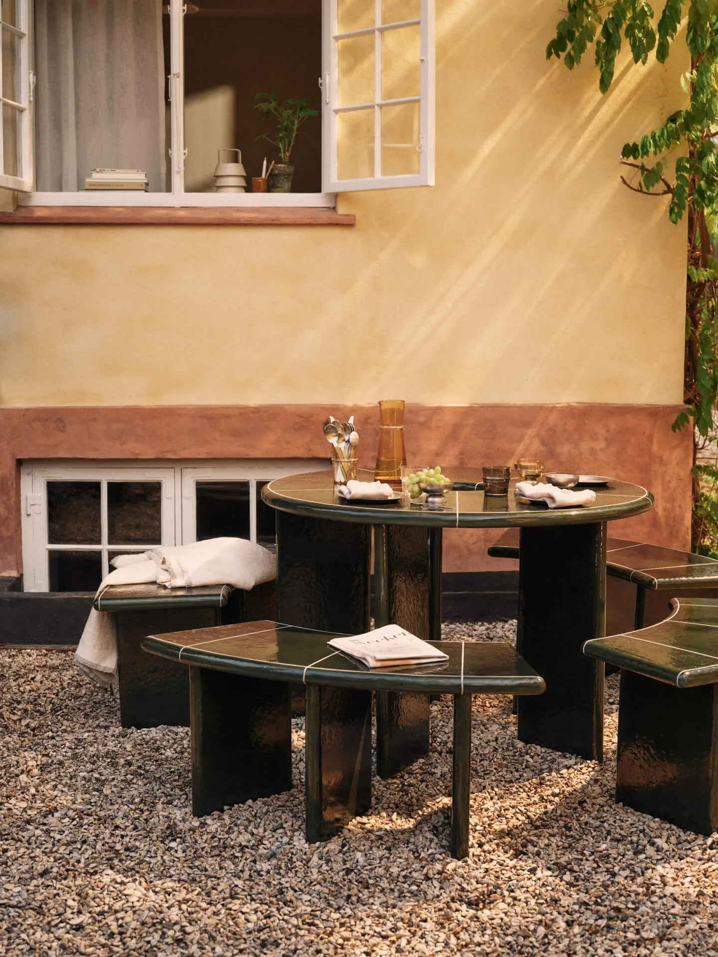 Mesa de jantar Deya, Verde escuro, Ø120x75 cm Ferm Living