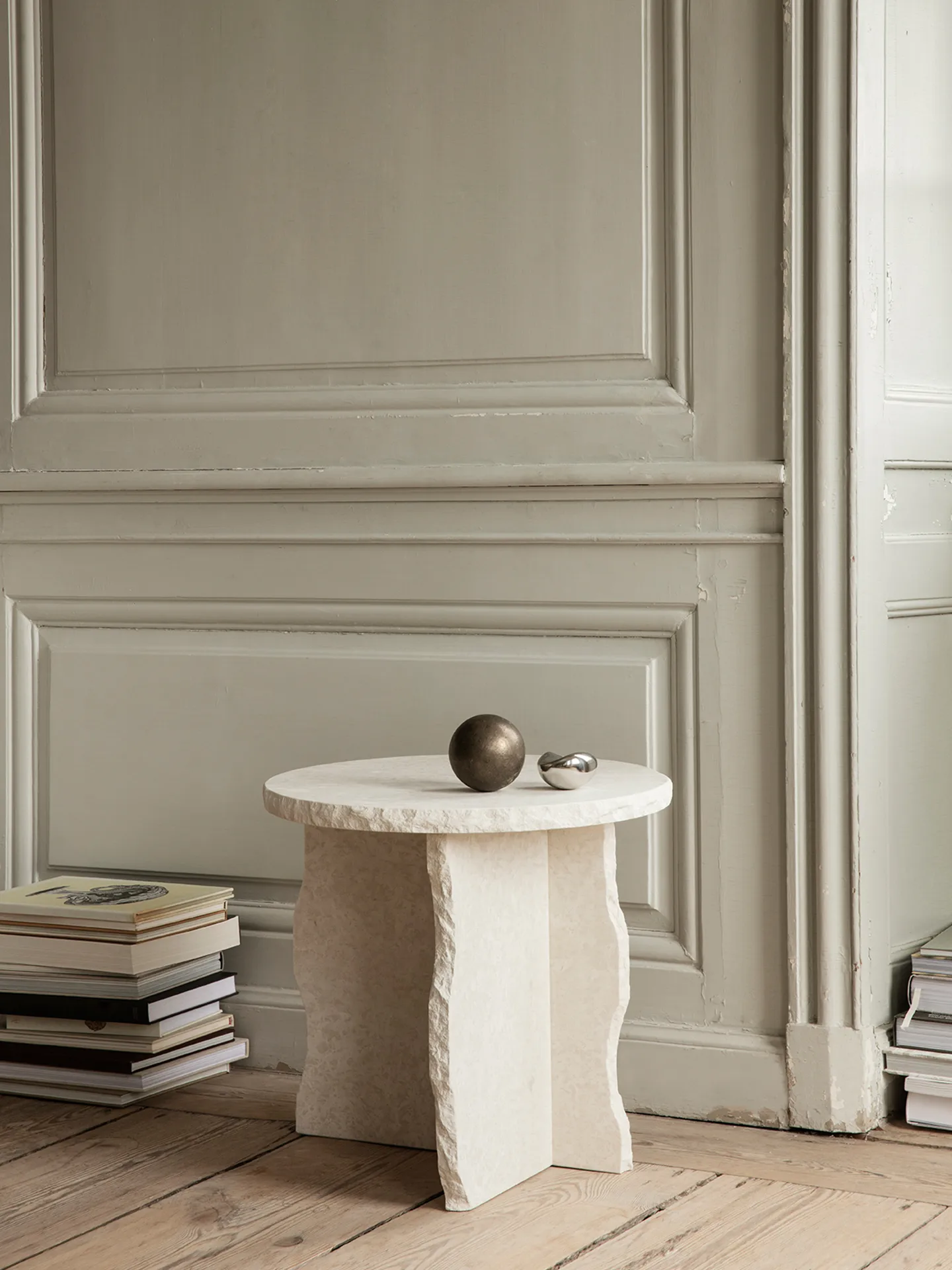 Mesa Mineral Sculptural Ø52 cm, Bianco Curia Ferm Living