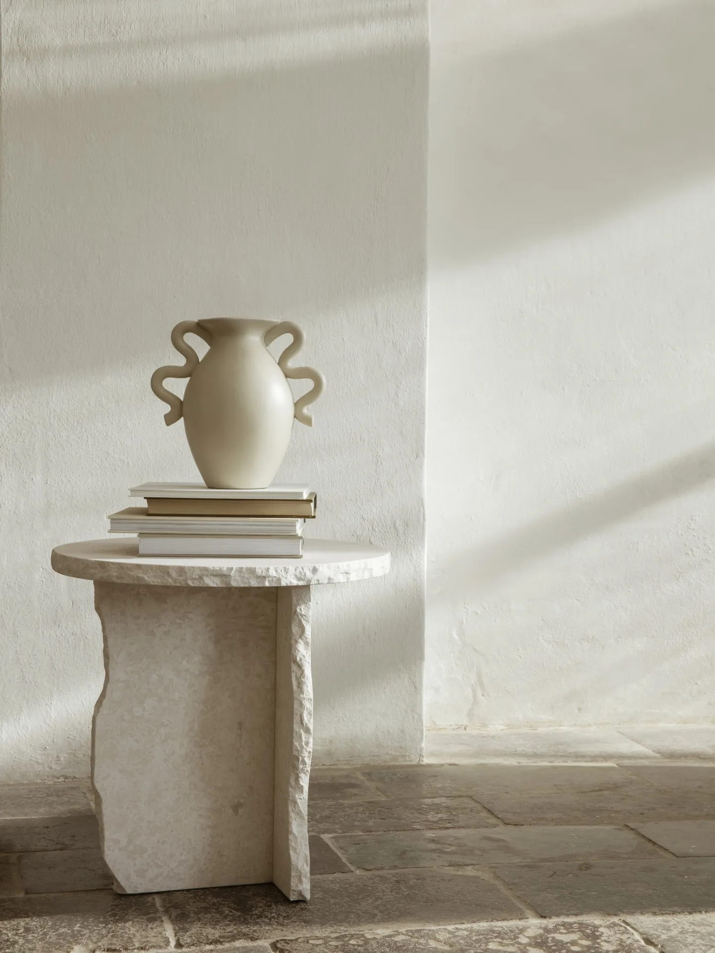 Mesa Mineral Sculptural Ø52 cm, Bianco Curia Ferm Living