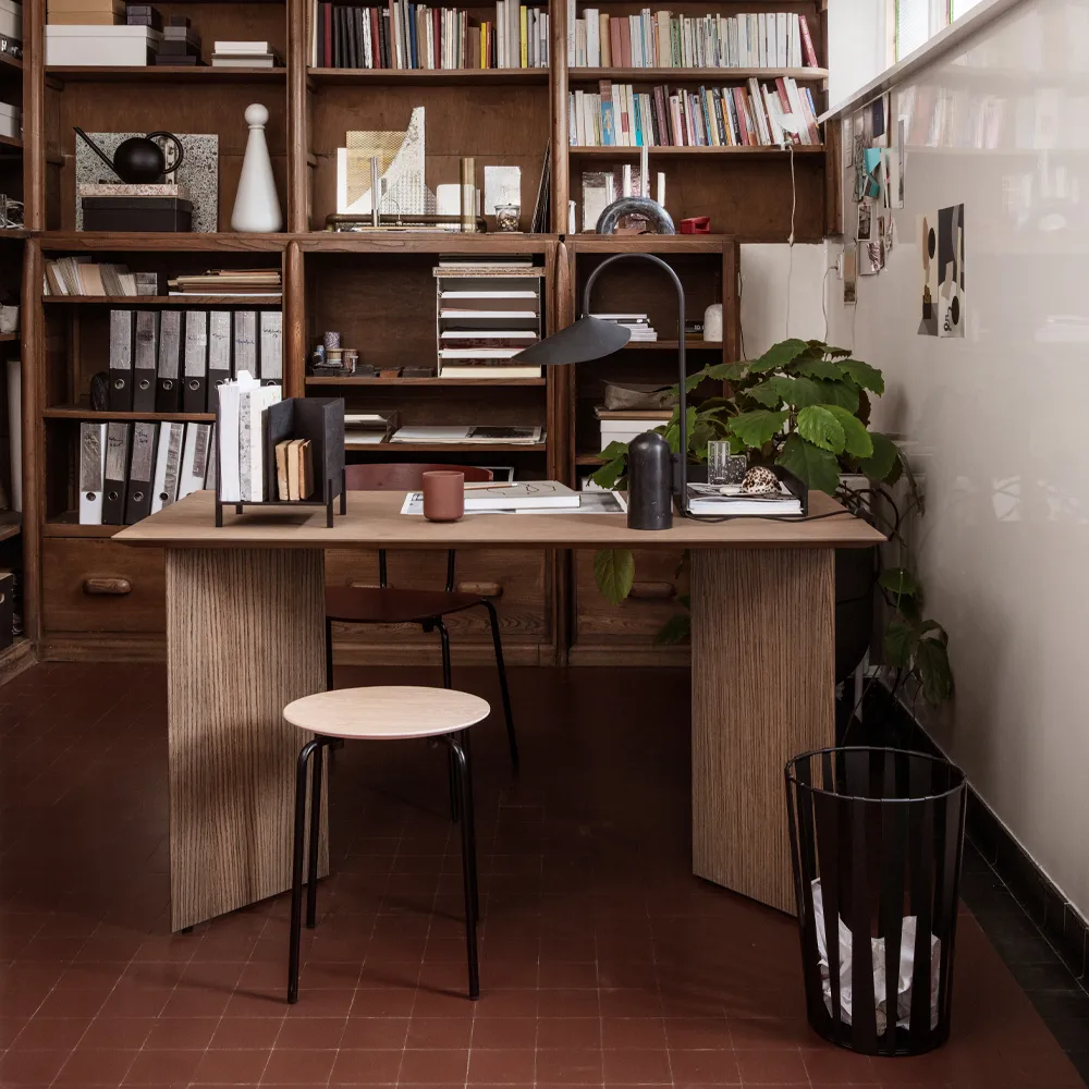 Mingle mesa de jantar, Carvalho preto. 210 cm. perna metálica preta Ferm Living
