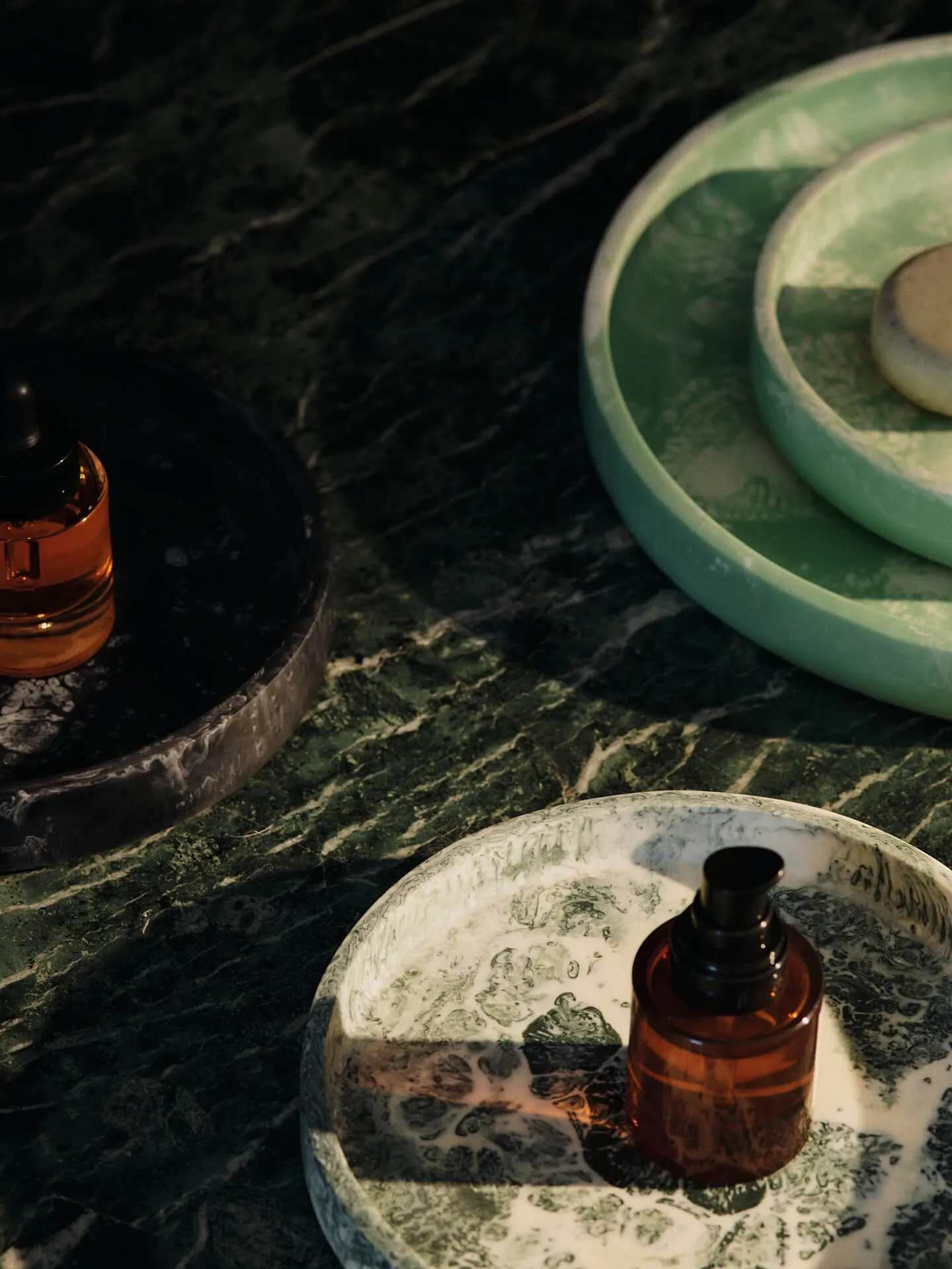 Mist tabuleiro decorativo Ø20 cm, Emerald-off-white Ferm Living