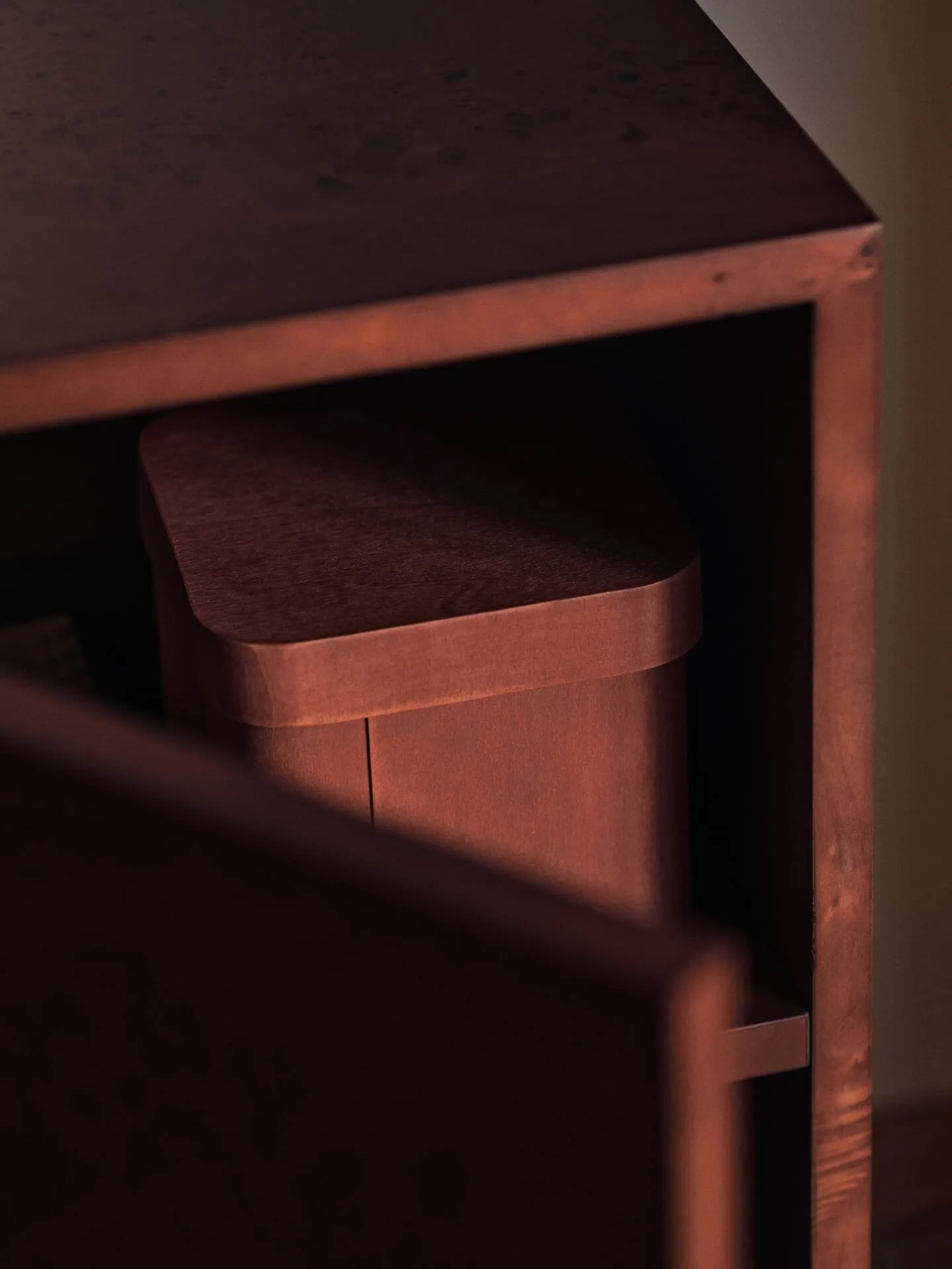 Pedestal Burl Side Table, Escurecido Ferm Living